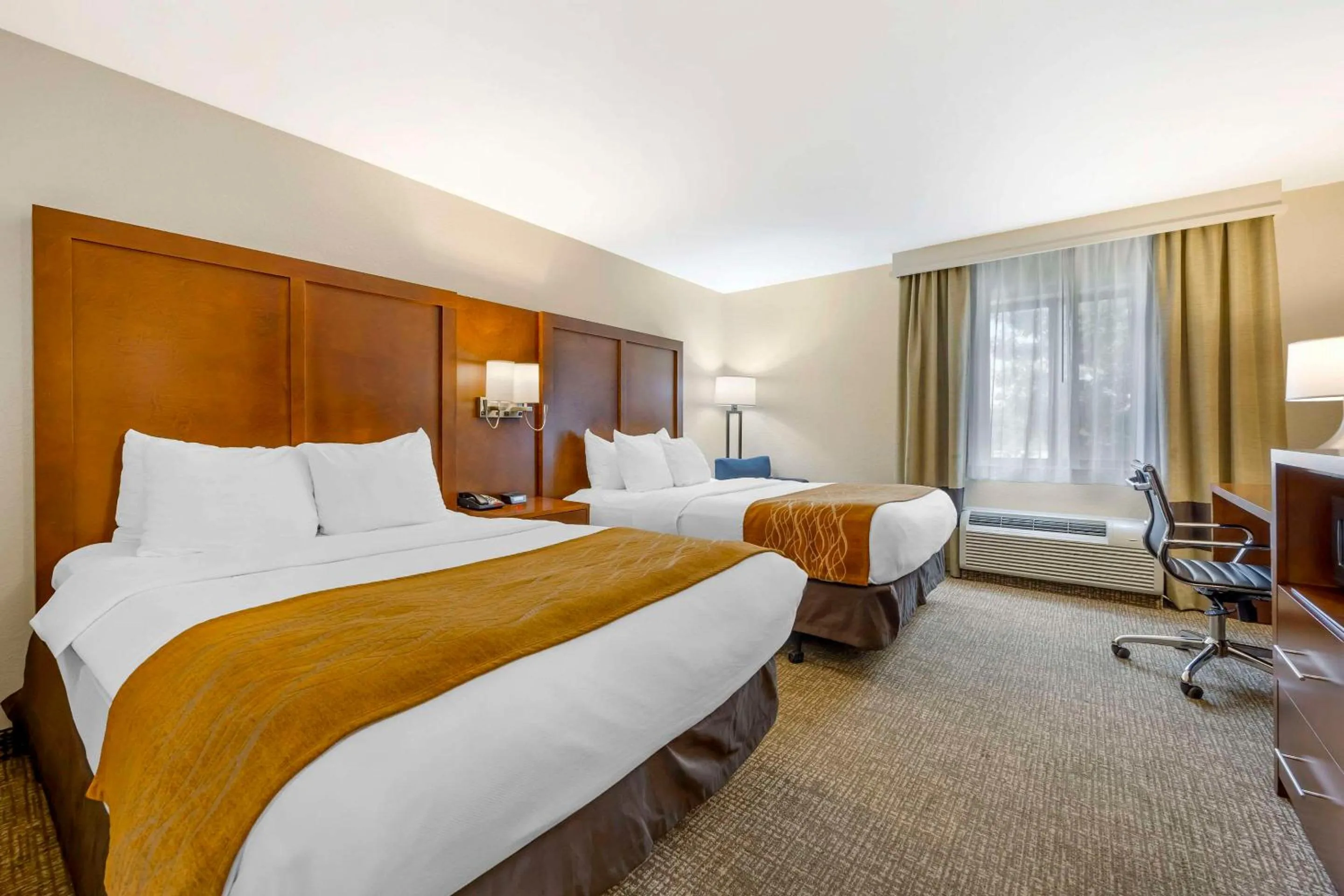 Bedroom, Bed in Comfort Inn South - Springfield