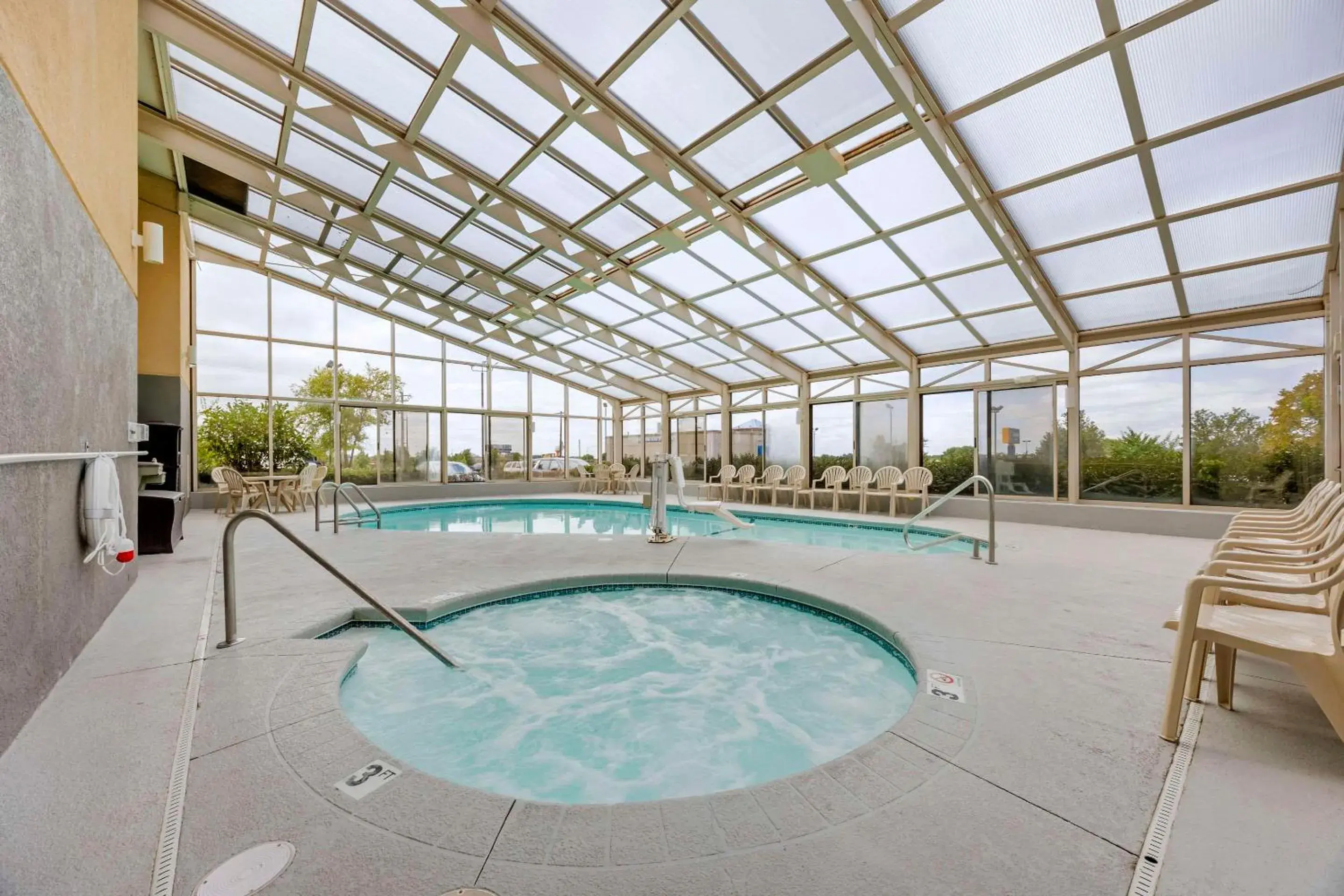 Swimming pool in Comfort Inn South - Springfield Swimming pool in Comfort Inn South - Springfield