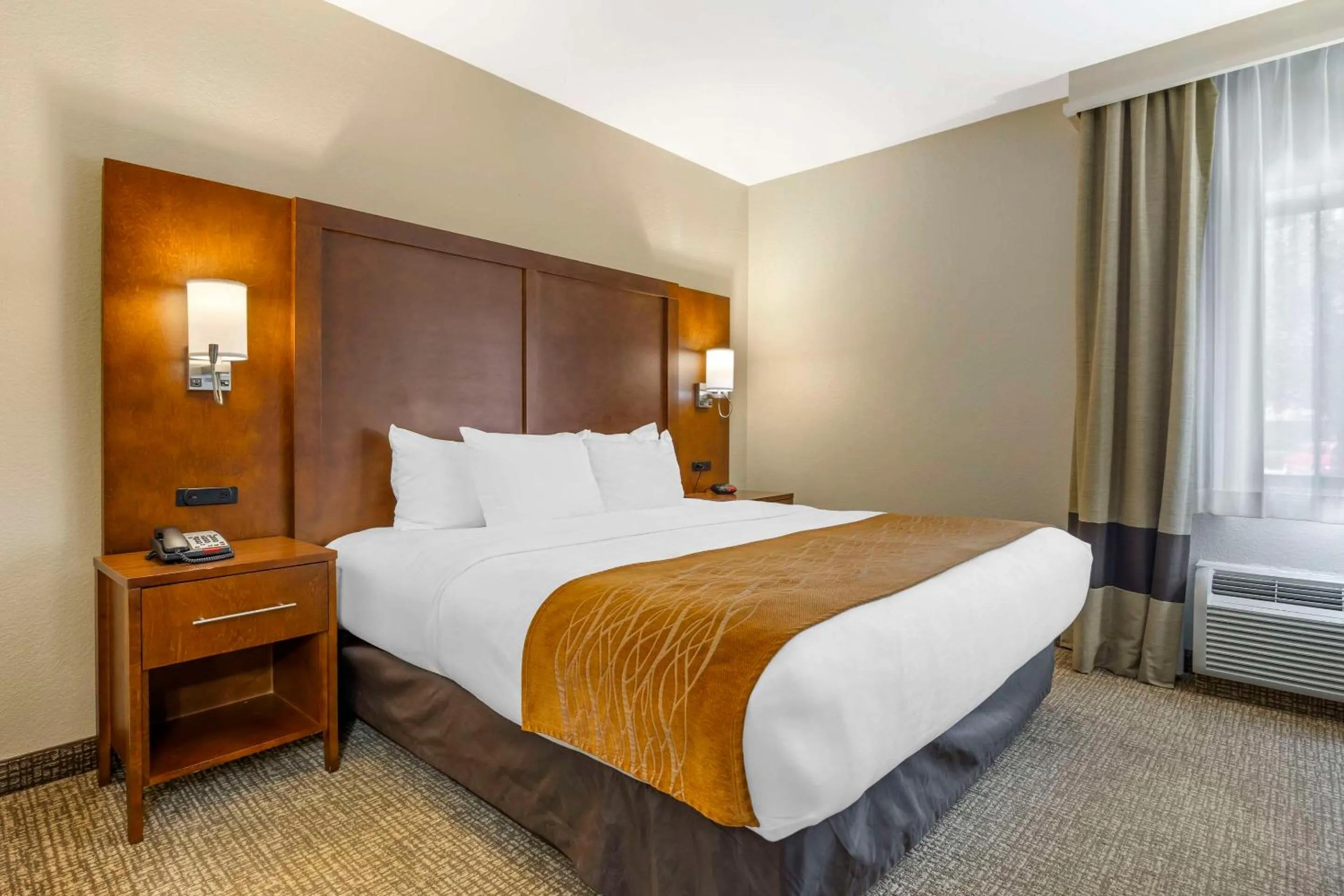 Bedroom, Bed in Comfort Inn South - Springfield