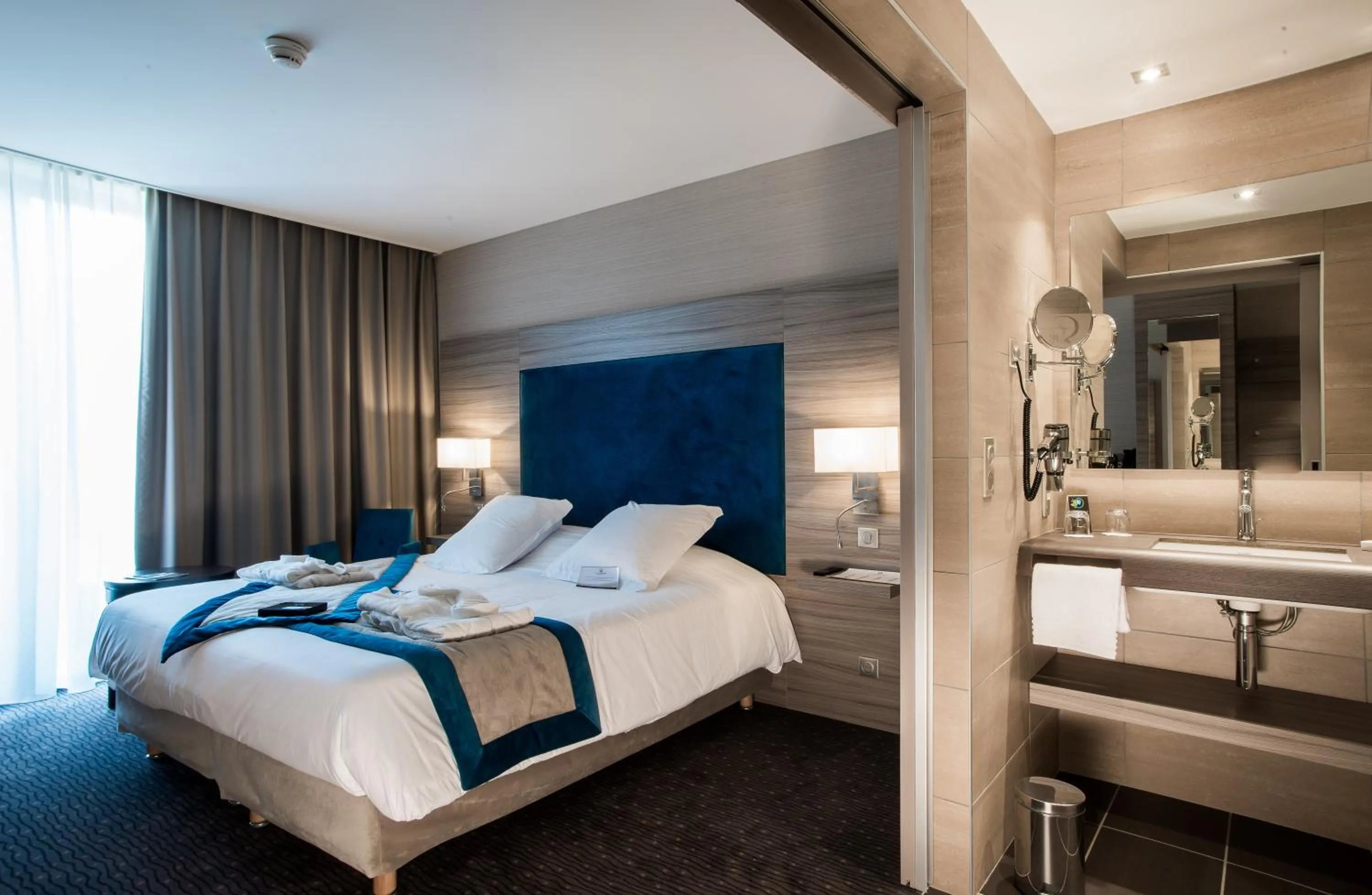 Bathroom, Bed in Domaine la Charpinière, The Originals Collection