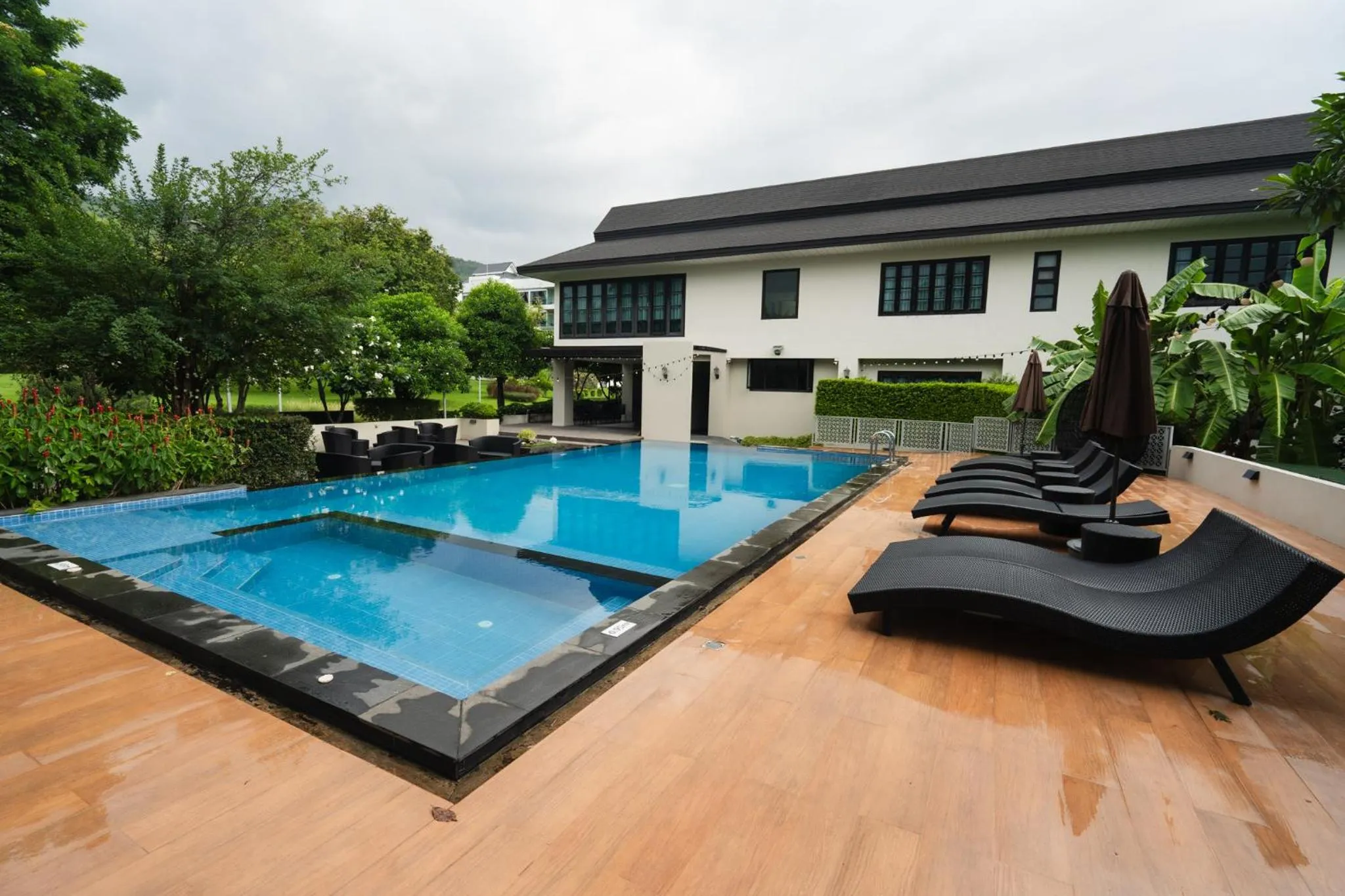 Swimming pool in Merchant Villa- SHA Extra Plus