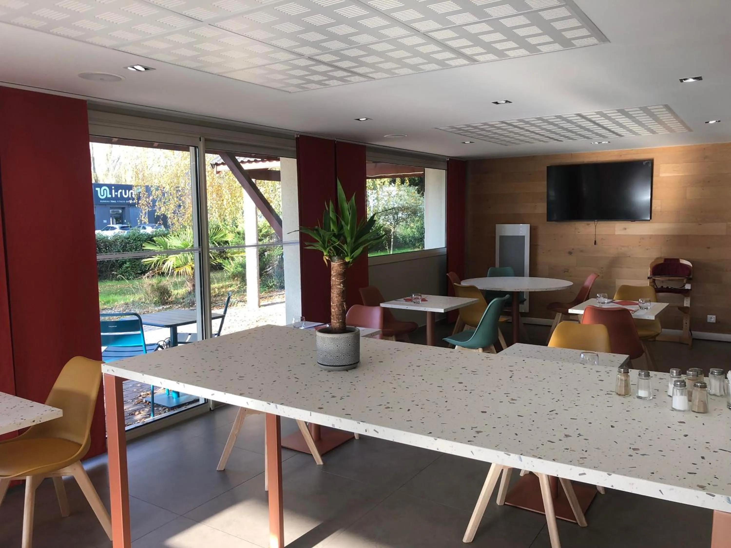 Restaurant/places to eat in Logis Hôtel-Restaurant Les Loges