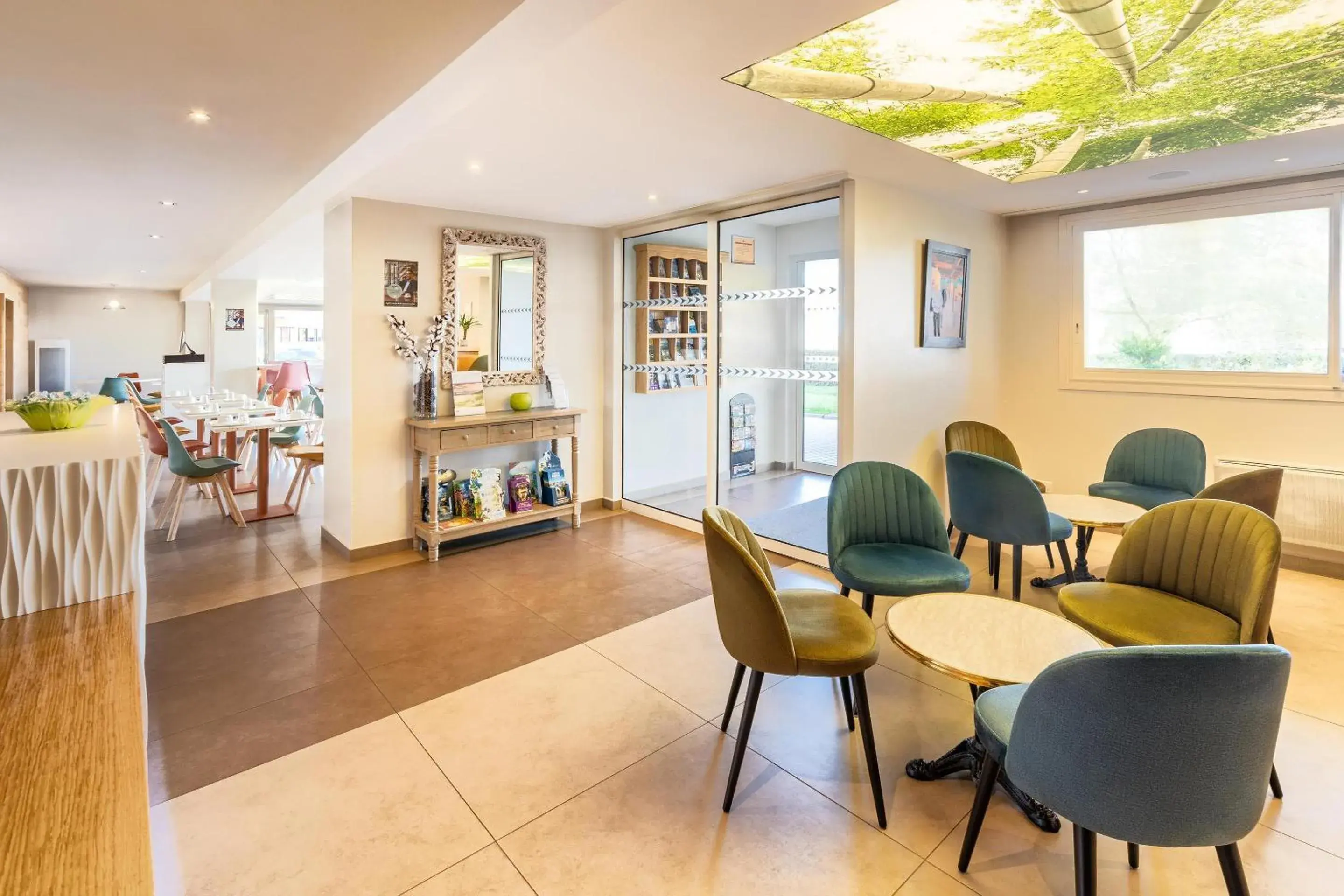 Lounge or bar in Sure Hotel by Best Western Rennes Chantepie Lounge or bar in Sure Hotel by Best Western Rennes Chantepie