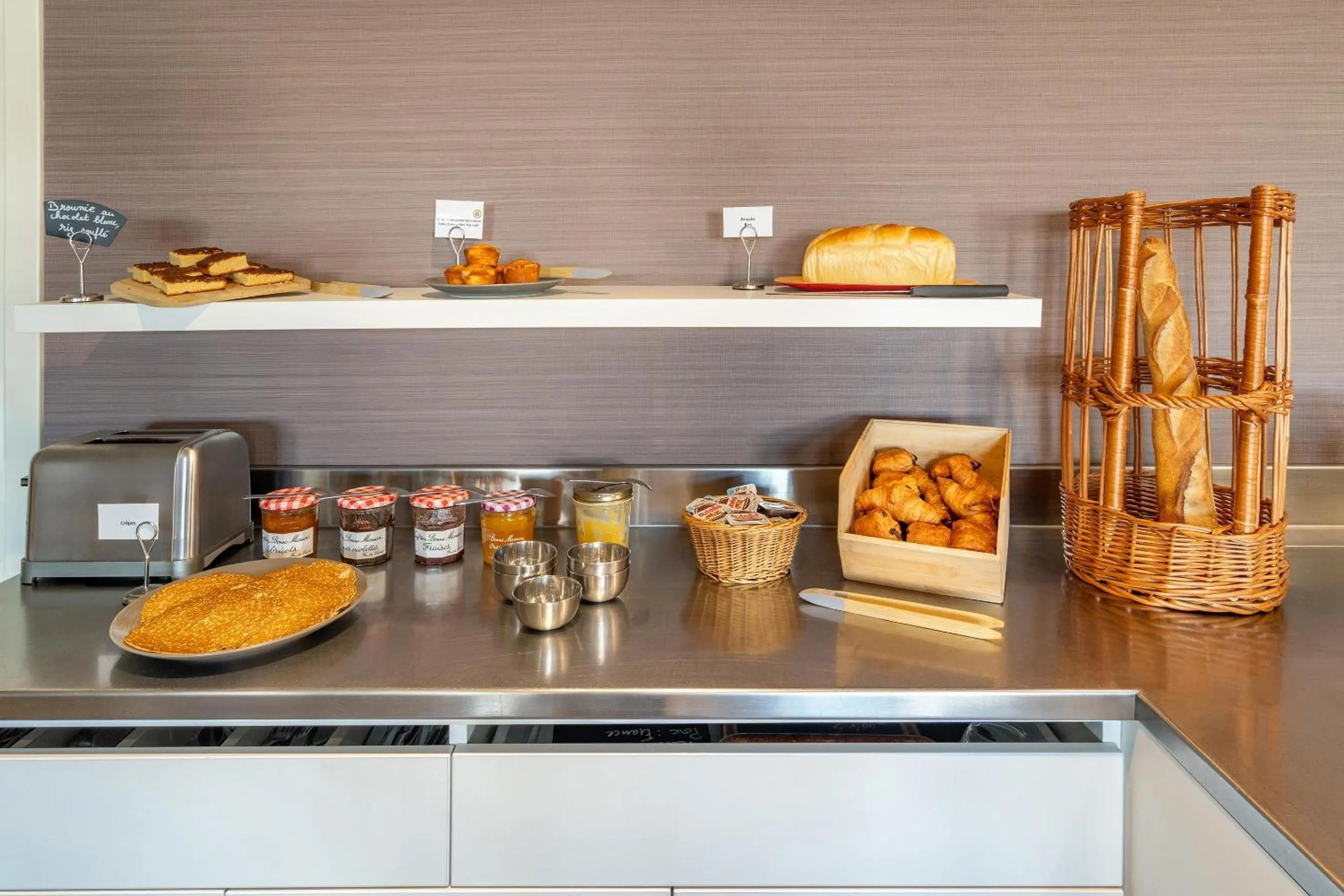 Food and drinks in Sure Hotel by Best Western Rennes Chantepie