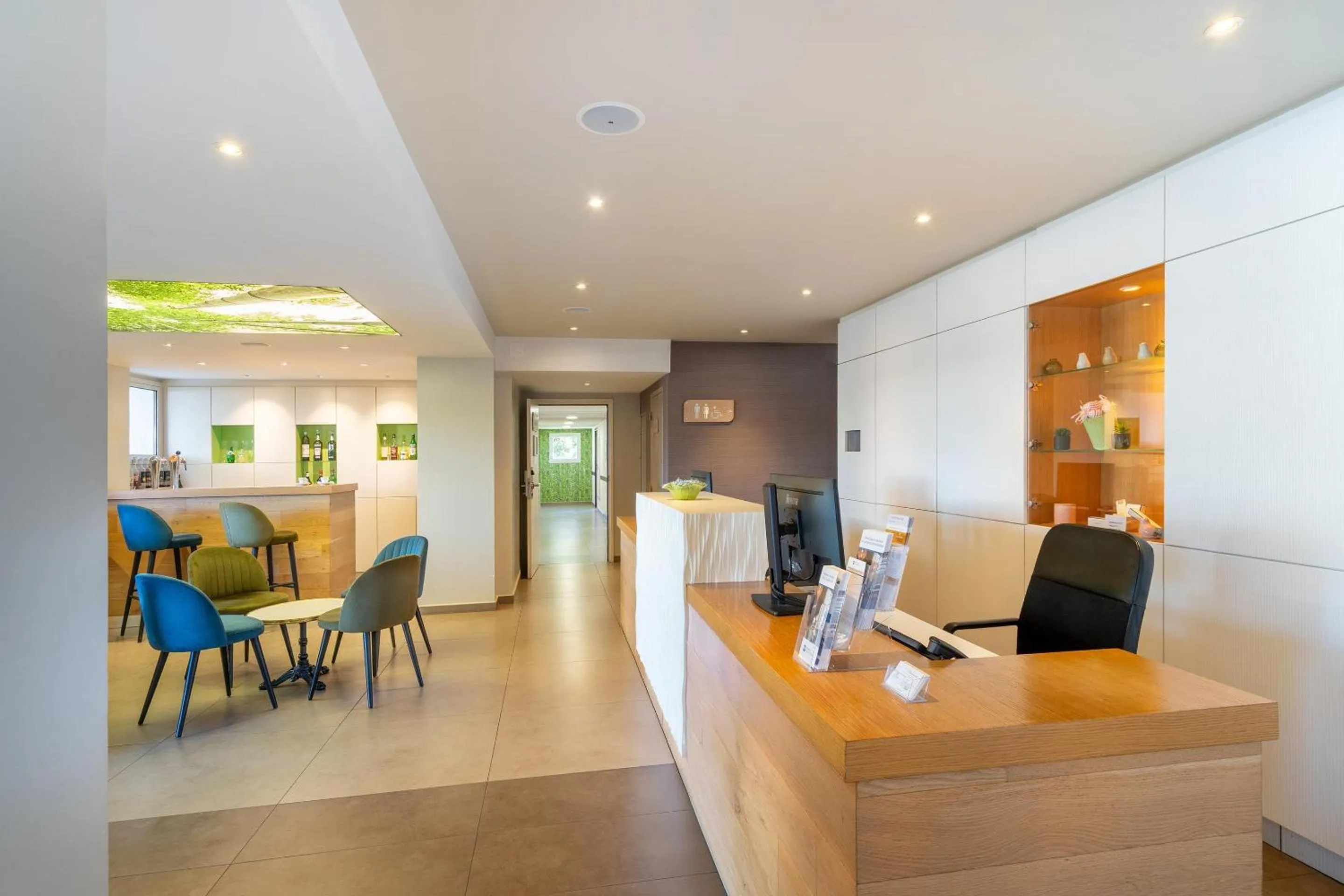 Lobby or reception in Sure Hotel by Best Western Rennes Chantepie