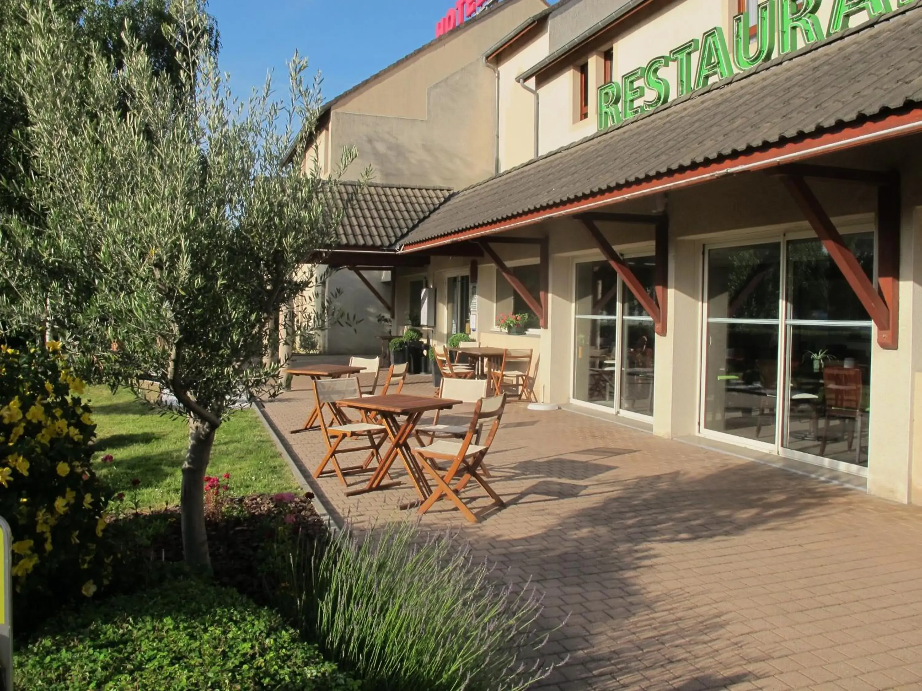 Property building in Sure Hotel by Best Western Rennes Chantepie Property building in Sure Hotel by Best Western Rennes Chantepie