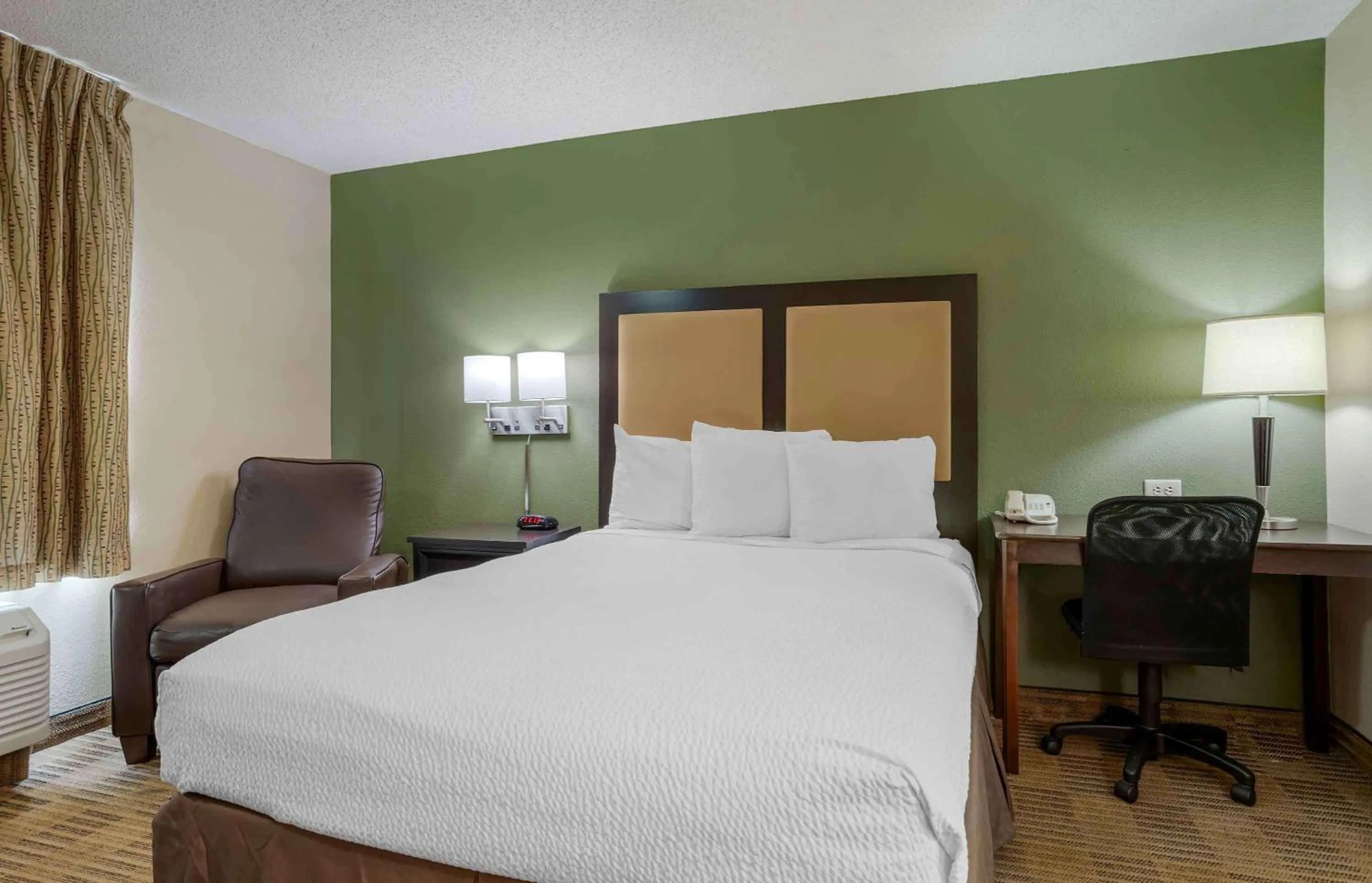 Bedroom, Bed in Extended Stay America Suites - Houston - I-10 West - CityCentre