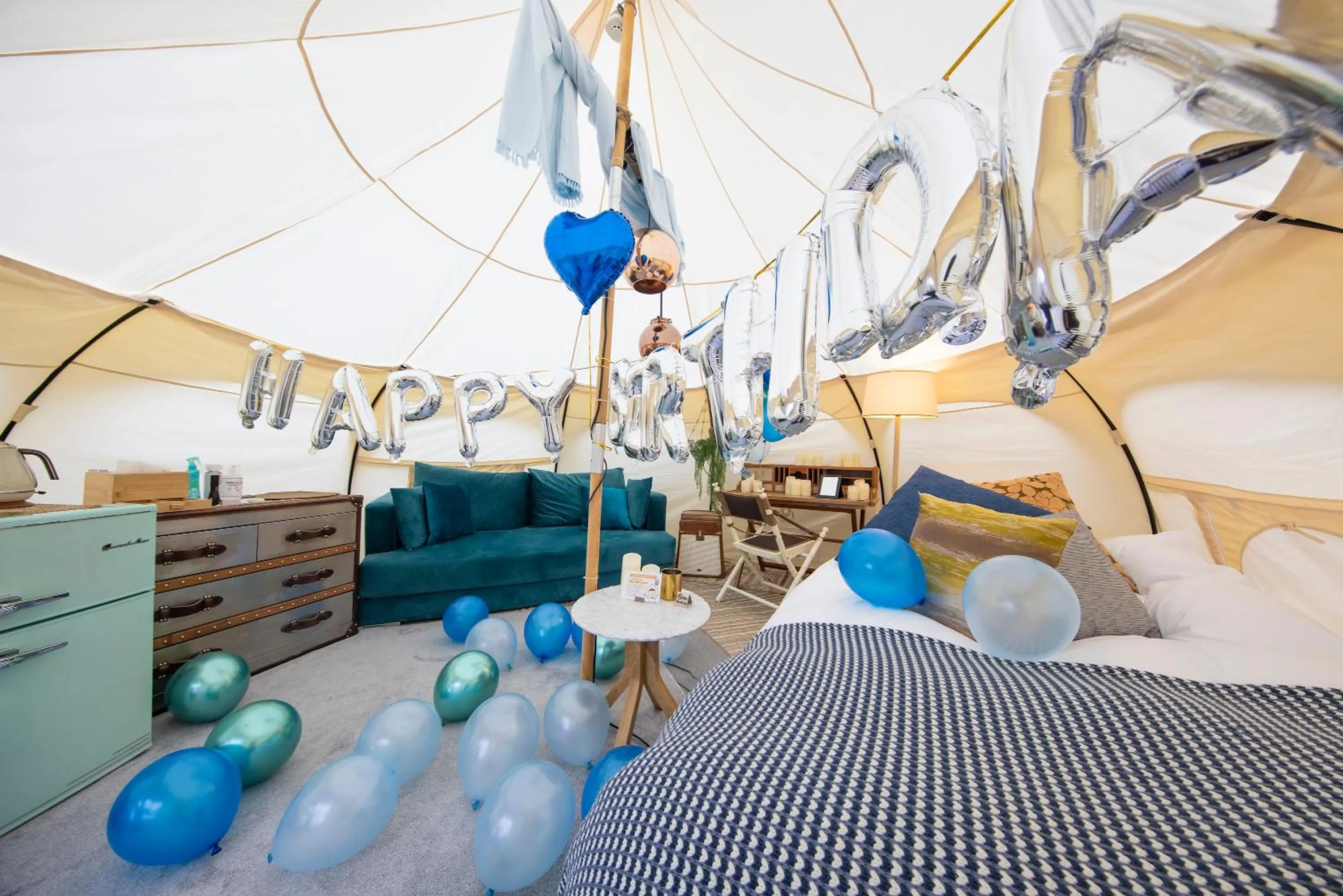 Text overlay in Yufuin Glamping COMOREBI