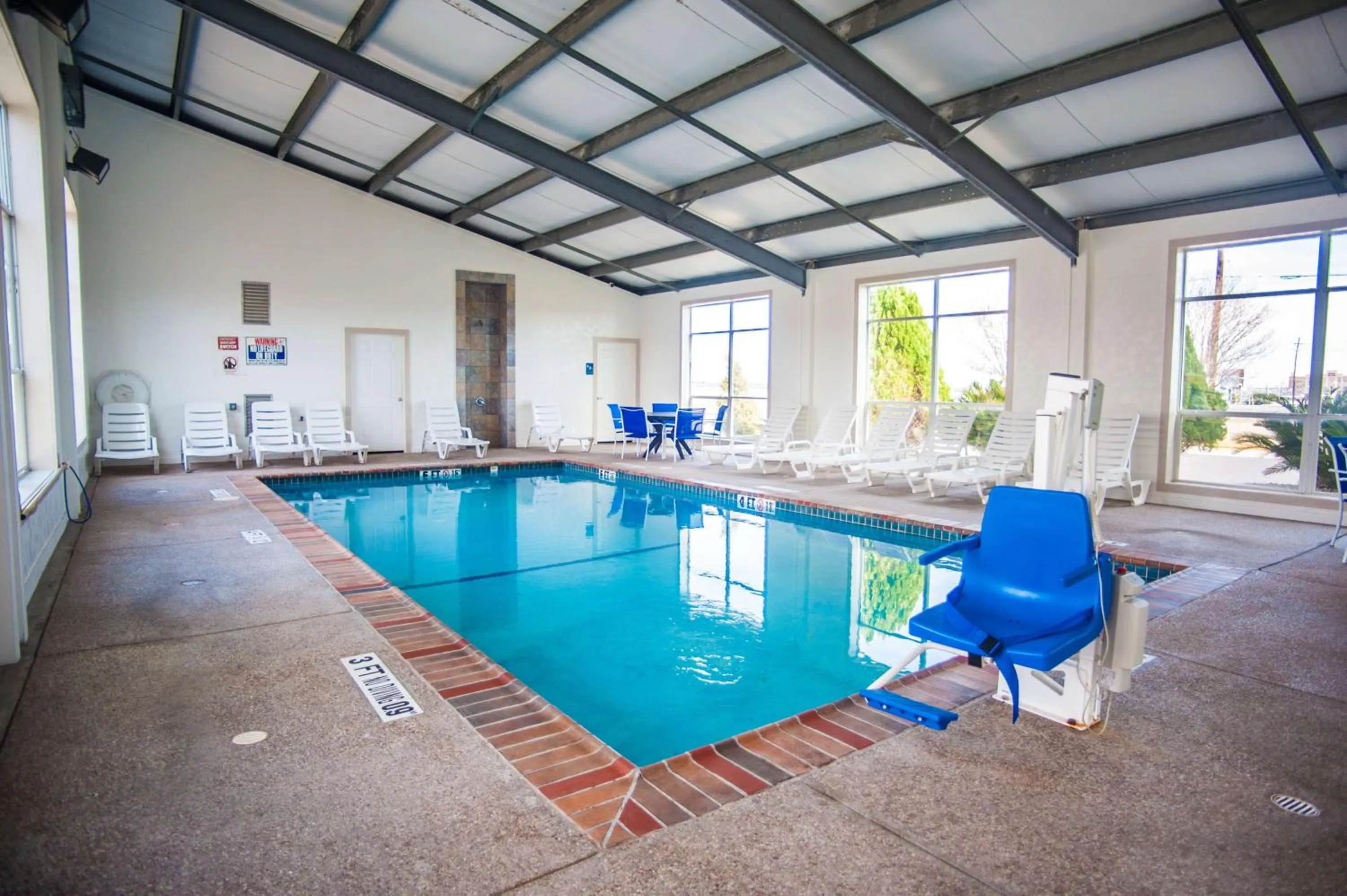 Swimming pool in Motel 6-Corsicana, TX