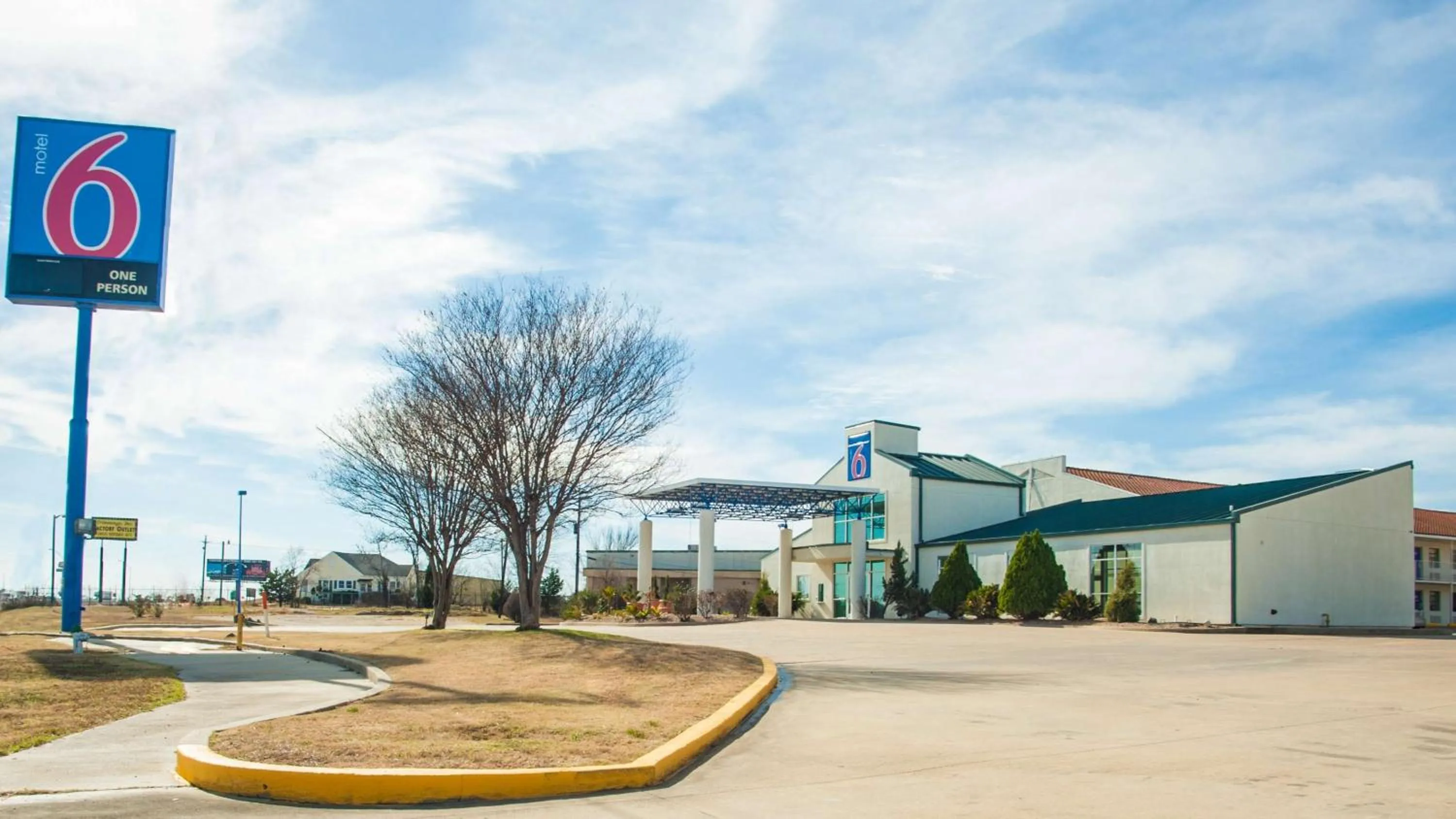 Property building in Motel 6-Corsicana, TX