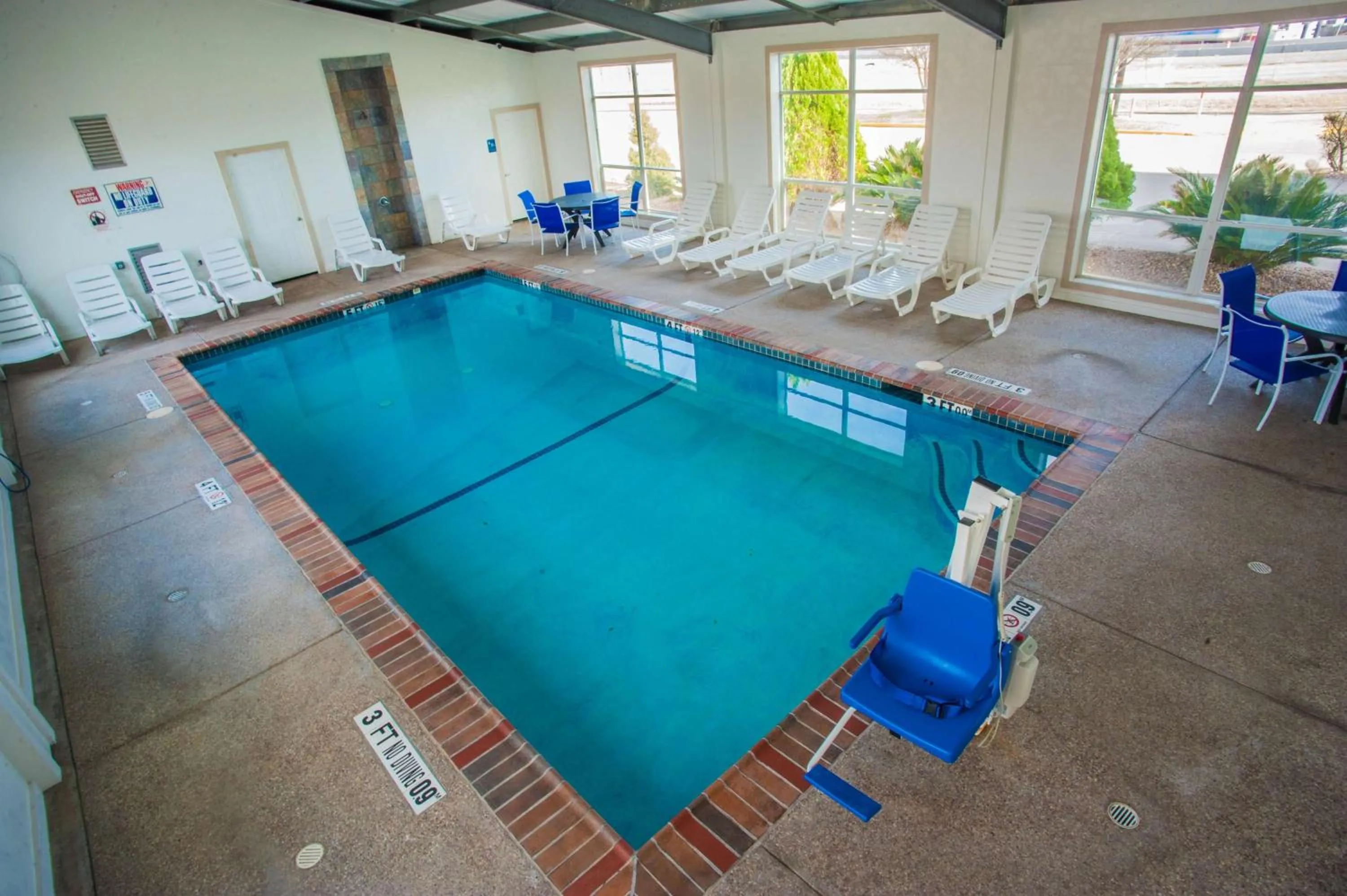 Swimming pool in Motel 6-Corsicana, TX