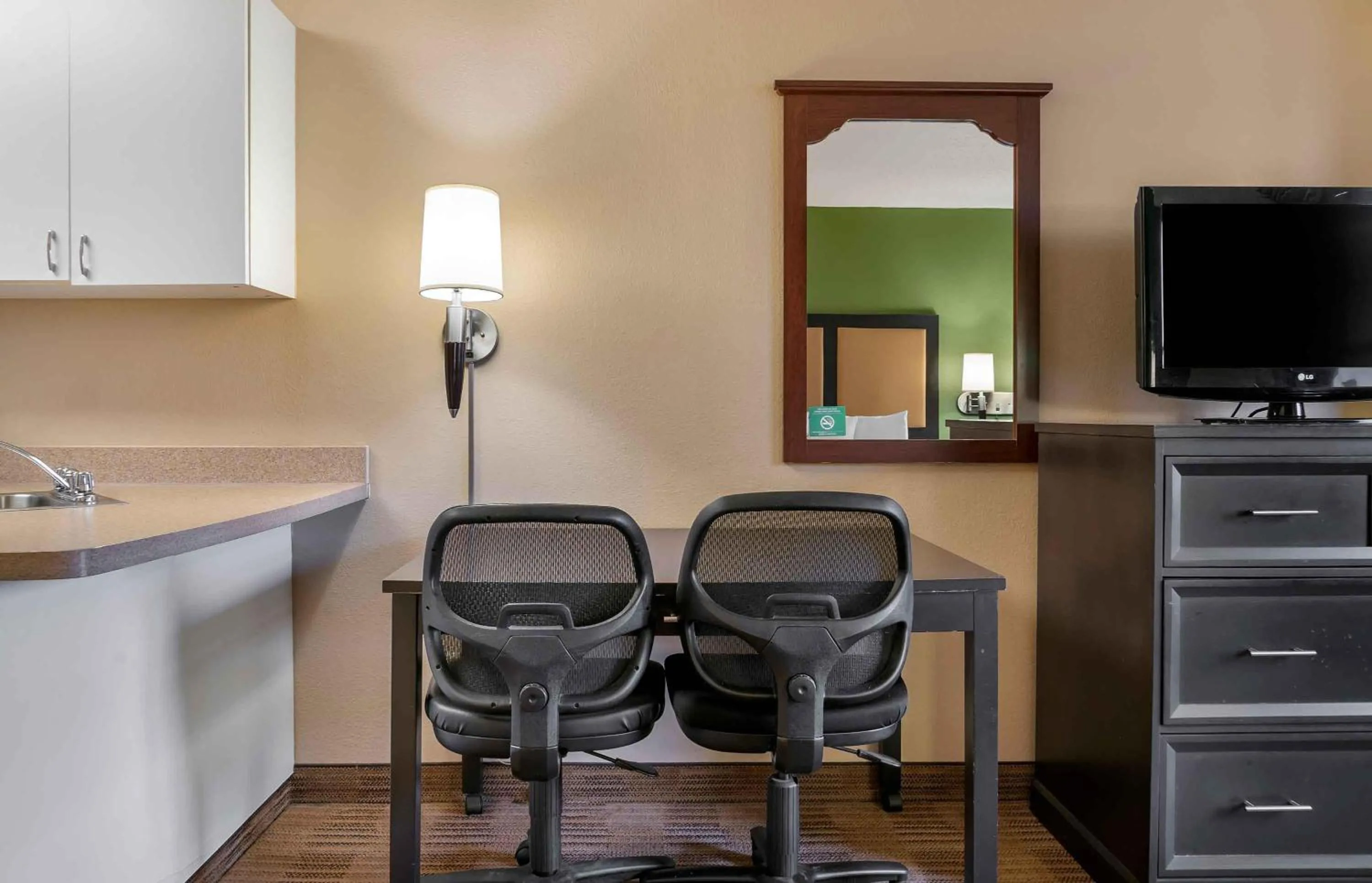 Bedroom in Extended Stay America Select Suites - Detroit - Roseville