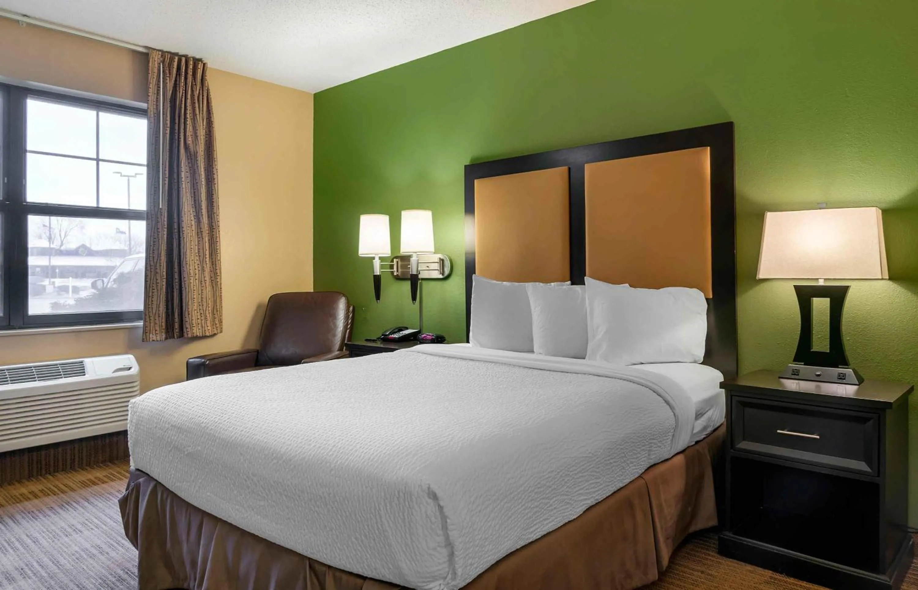 Bedroom, Bed in Extended Stay America Select Suites - Detroit - Roseville