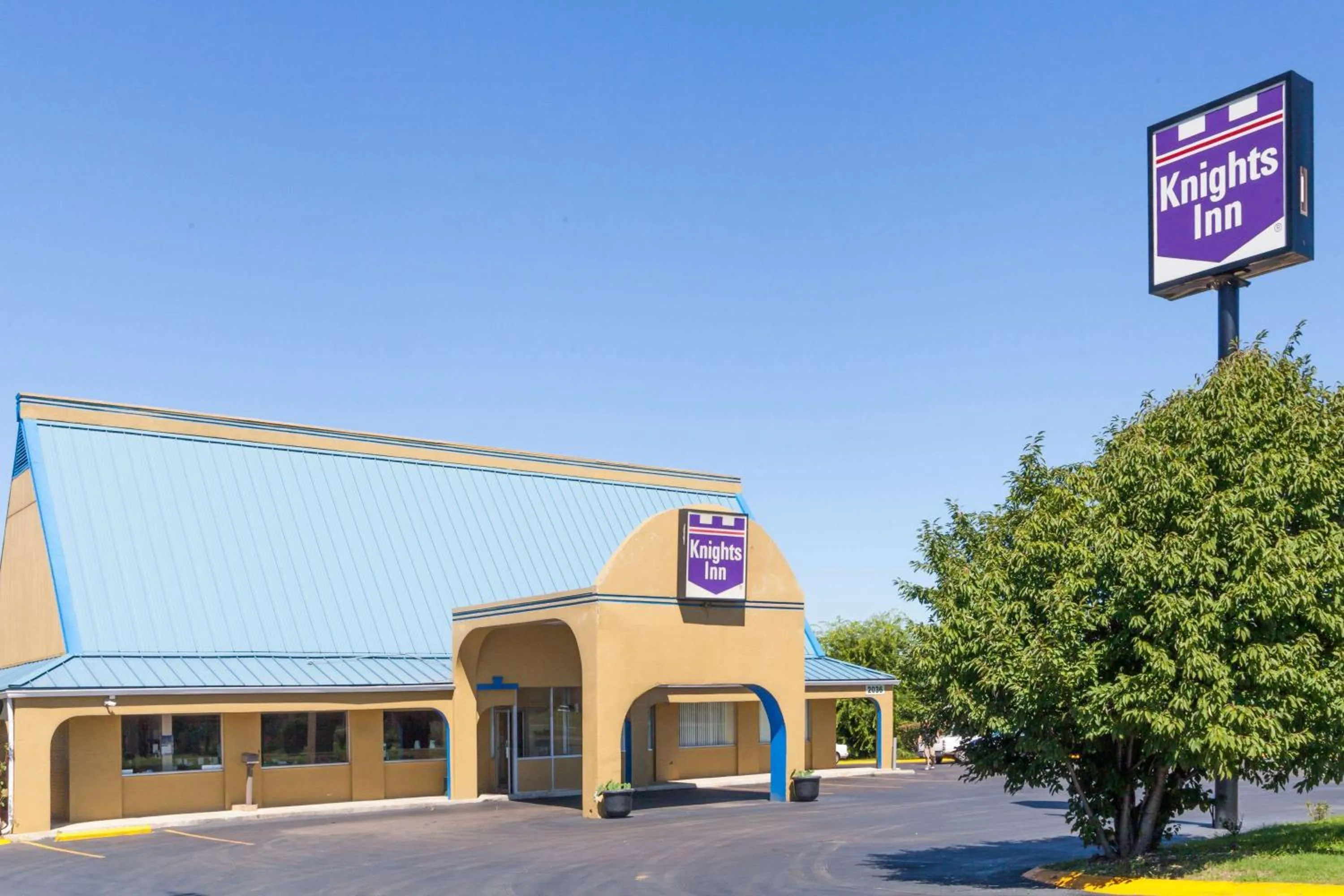 Property building in Knights Inn Murfreesboro