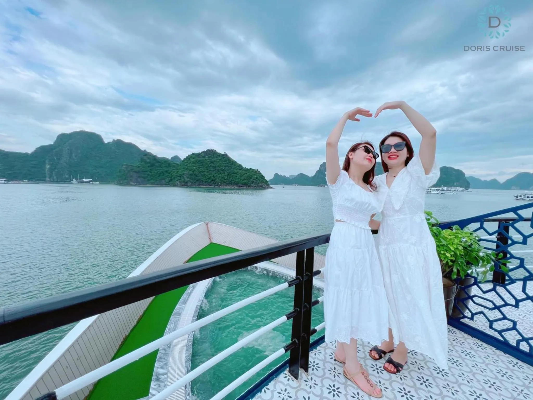 People in Doris Cruise by HAG