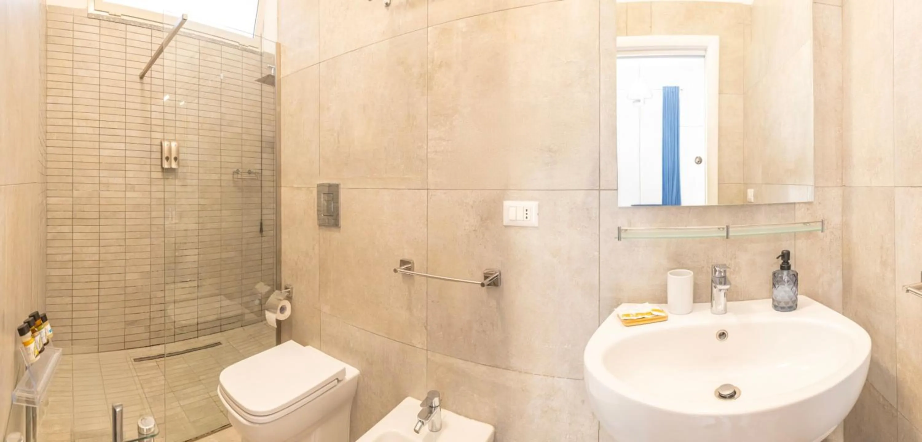 Shower in B&B Napoli Centro