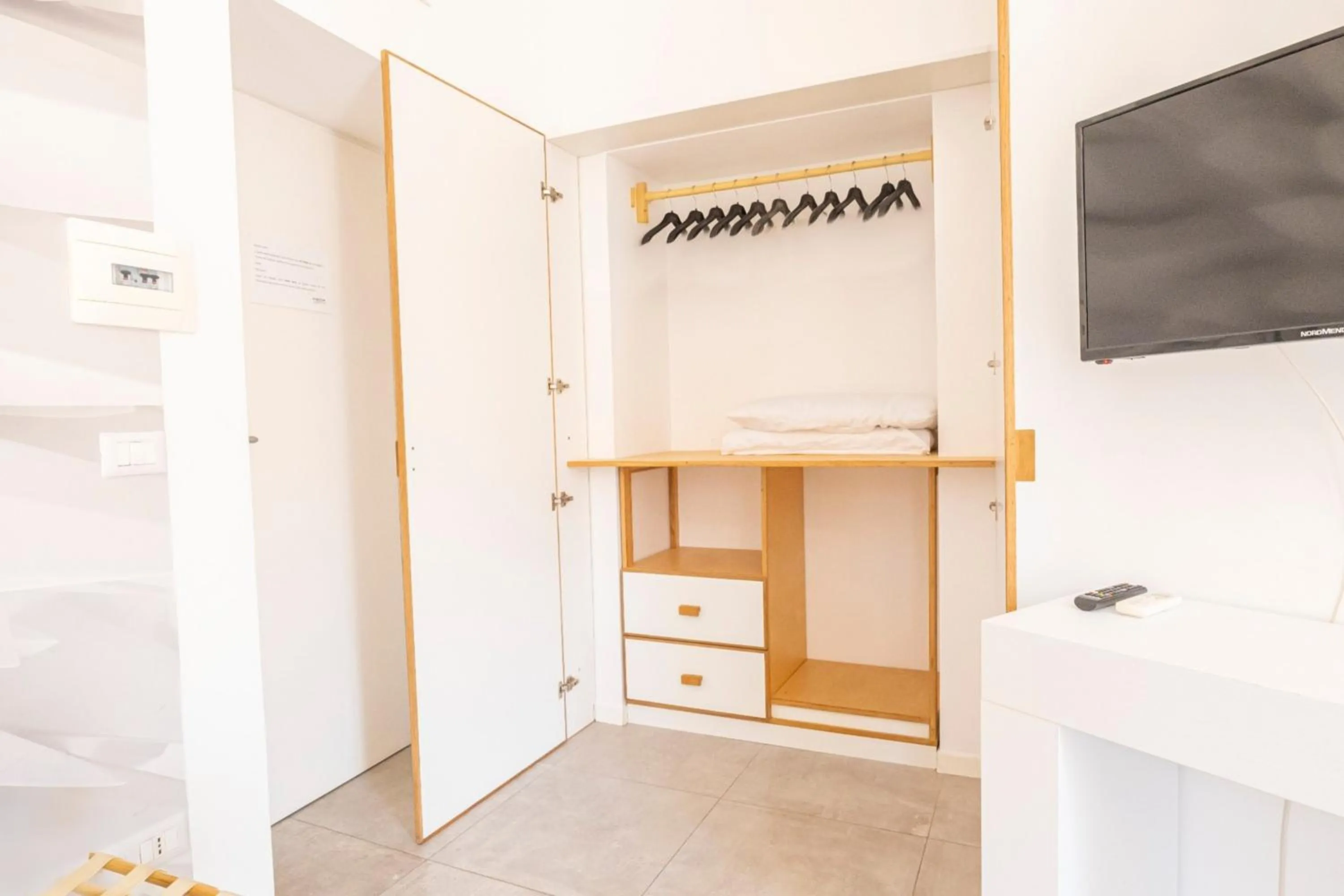 wardrobe in B&B Napoli Centro