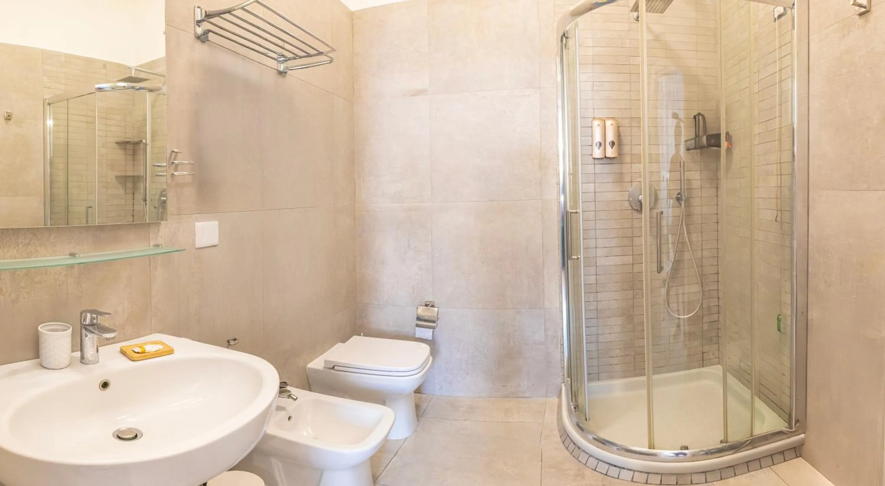 Shower in B&B Napoli Centro