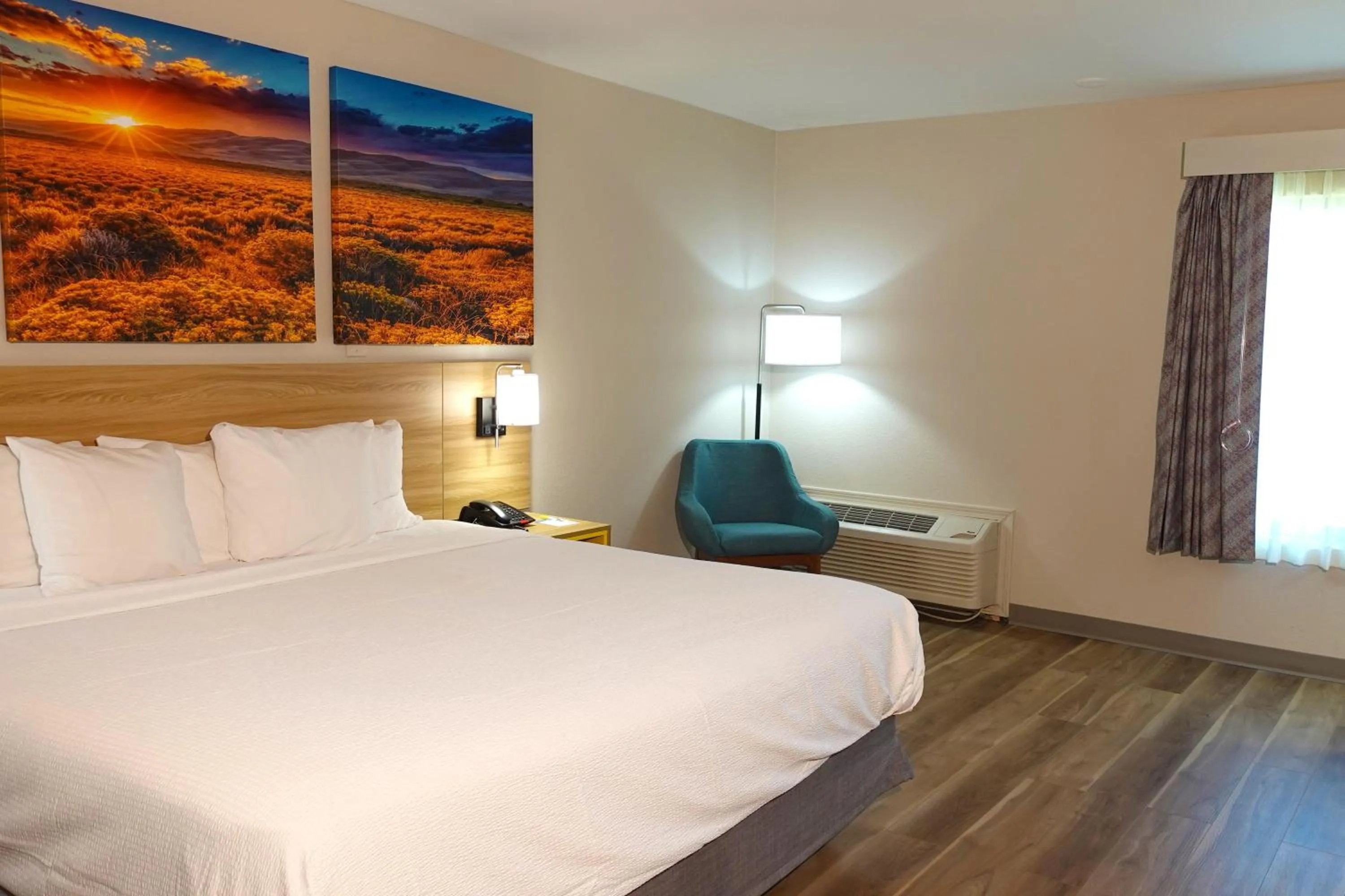 Photo of the whole room, Bed in Days Inn by Wyndham Norman