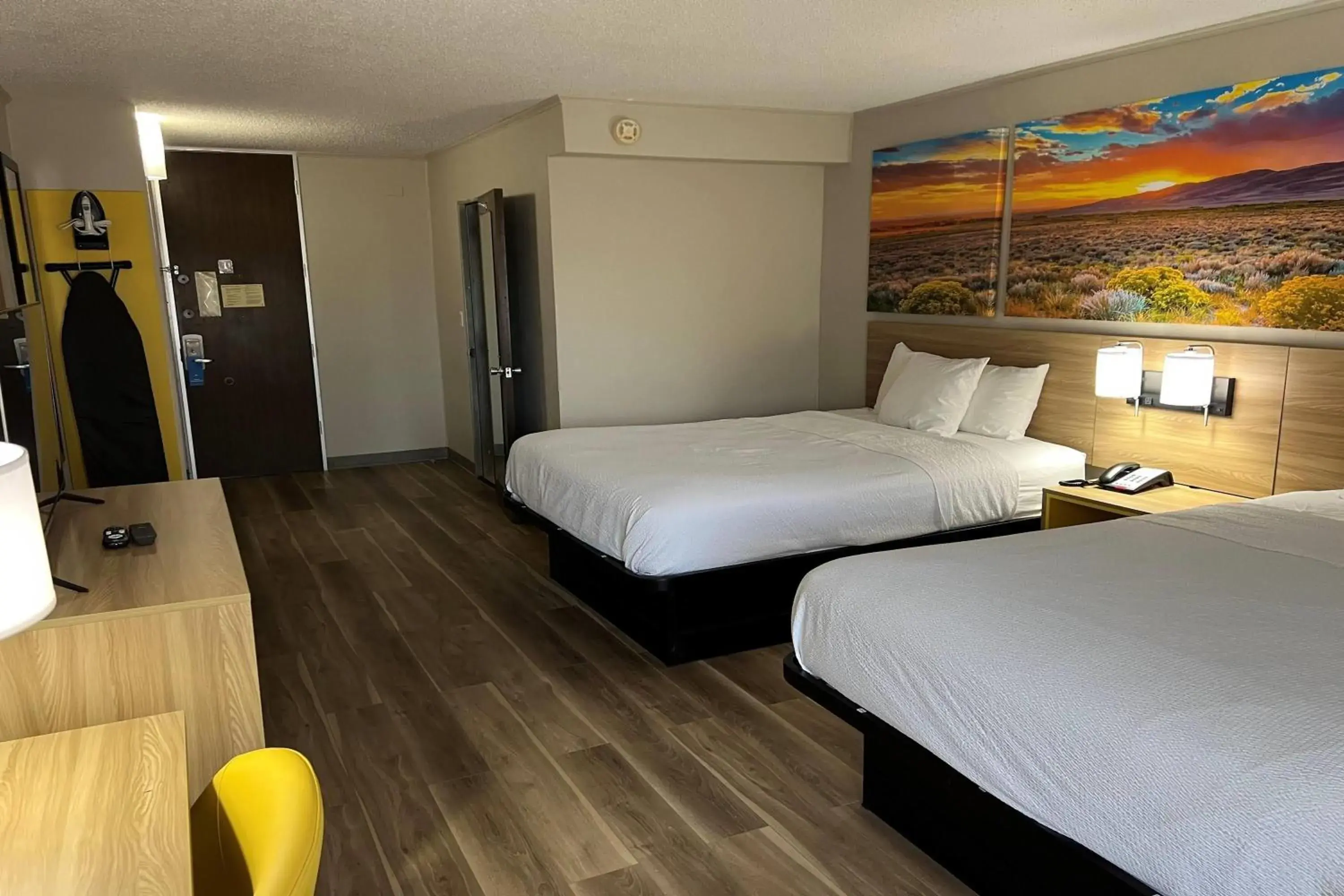 Photo of the whole room, Bed in Days Inn by Wyndham Norman Photo of the whole room, Bed in Days Inn by Wyndham Norman