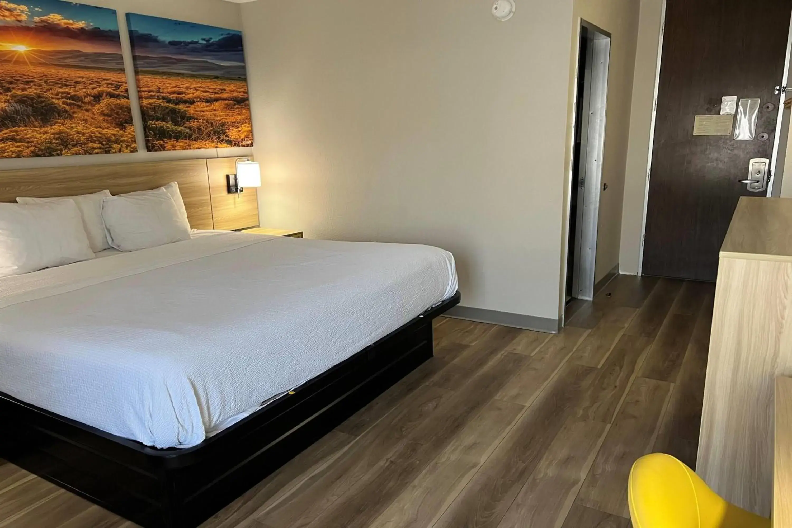 Photo of the whole room, Bed in Days Inn by Wyndham Norman Photo of the whole room, Bed in Days Inn by Wyndham Norman