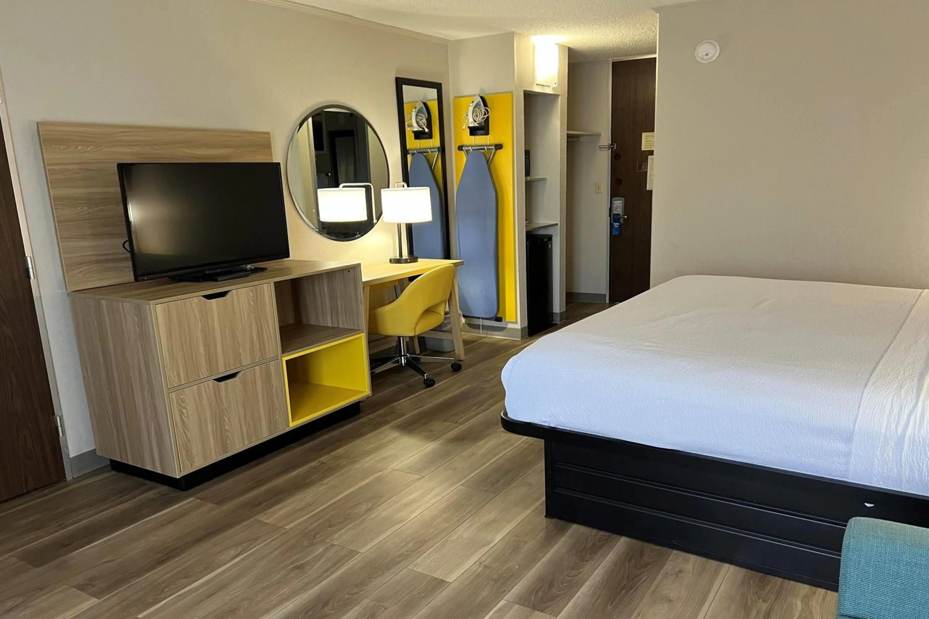 Photo of the whole room, Bed in Days Inn by Wyndham Norman