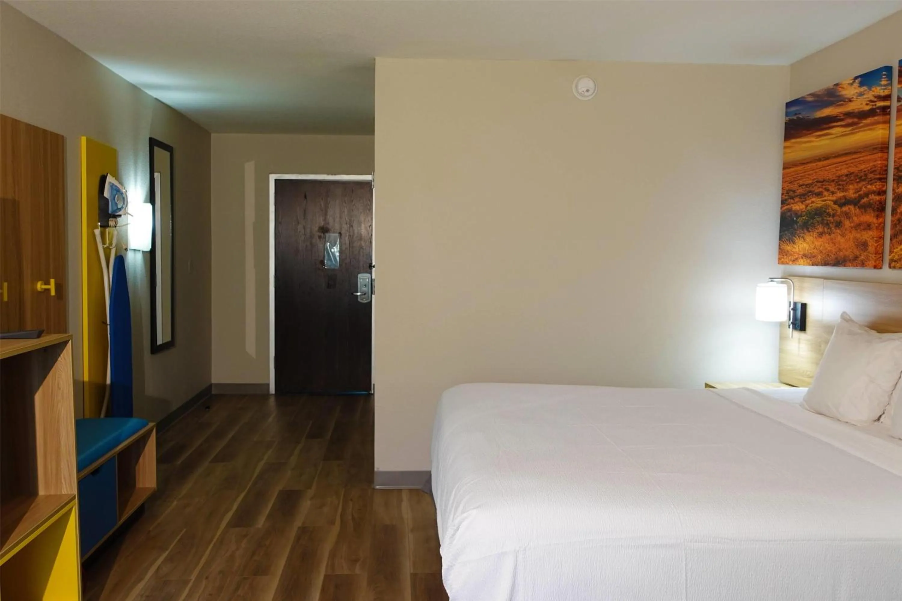Photo of the whole room, Bed in Days Inn by Wyndham Norman