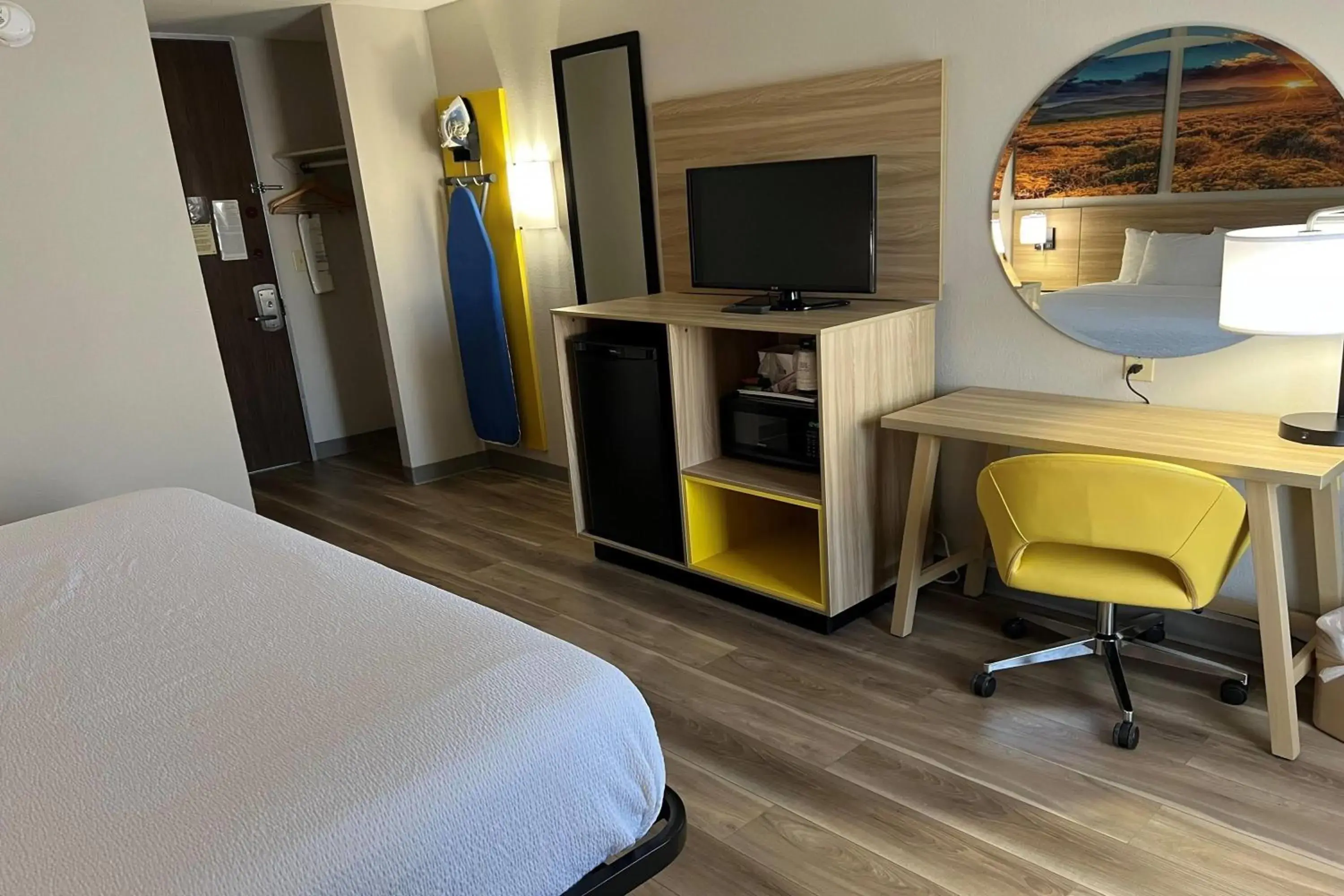 Photo of the whole room, Bed in Days Inn by Wyndham Norman Photo of the whole room, Bed in Days Inn by Wyndham Norman