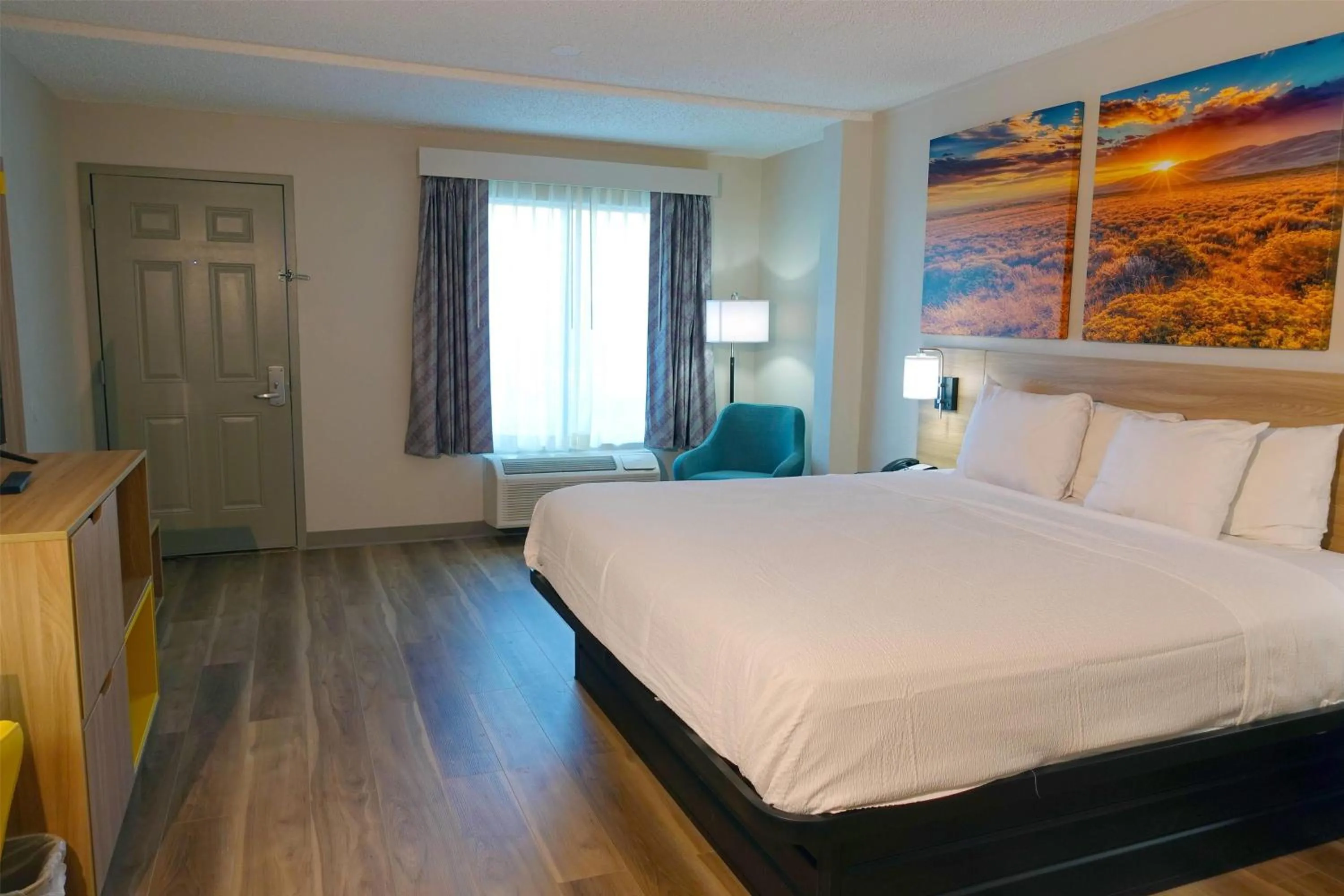 Photo of the whole room, Bed in Days Inn by Wyndham Norman