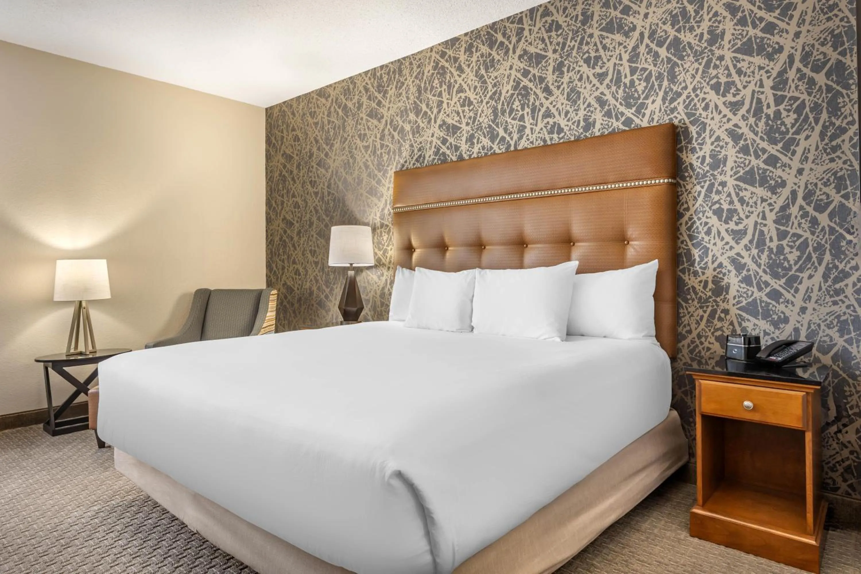 Bedroom, Bed in Drury Inn & Suites Springfield MO