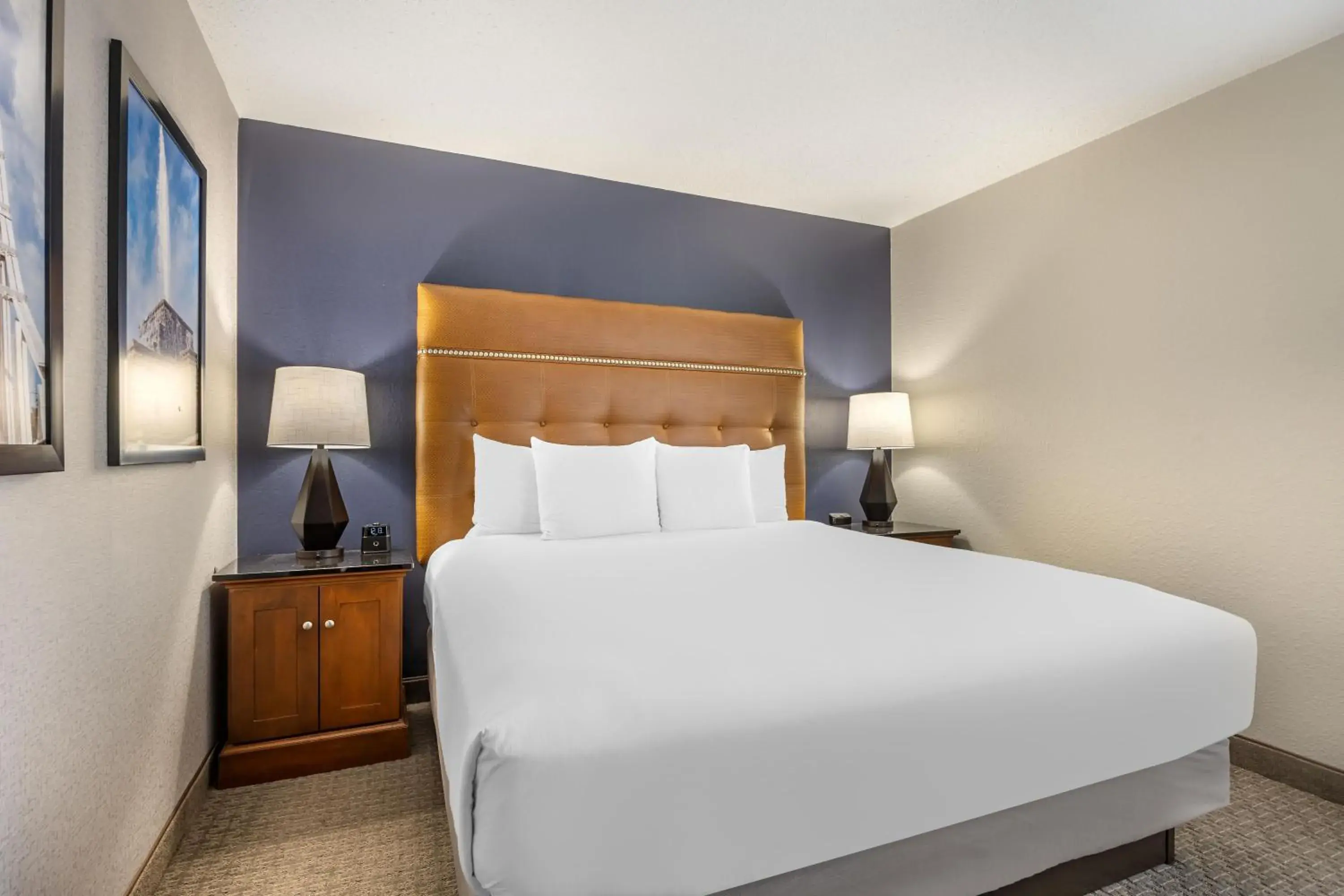 Bedroom, Bed in Drury Inn & Suites Springfield MO Bedroom, Bed in Drury Inn & Suites Springfield MO