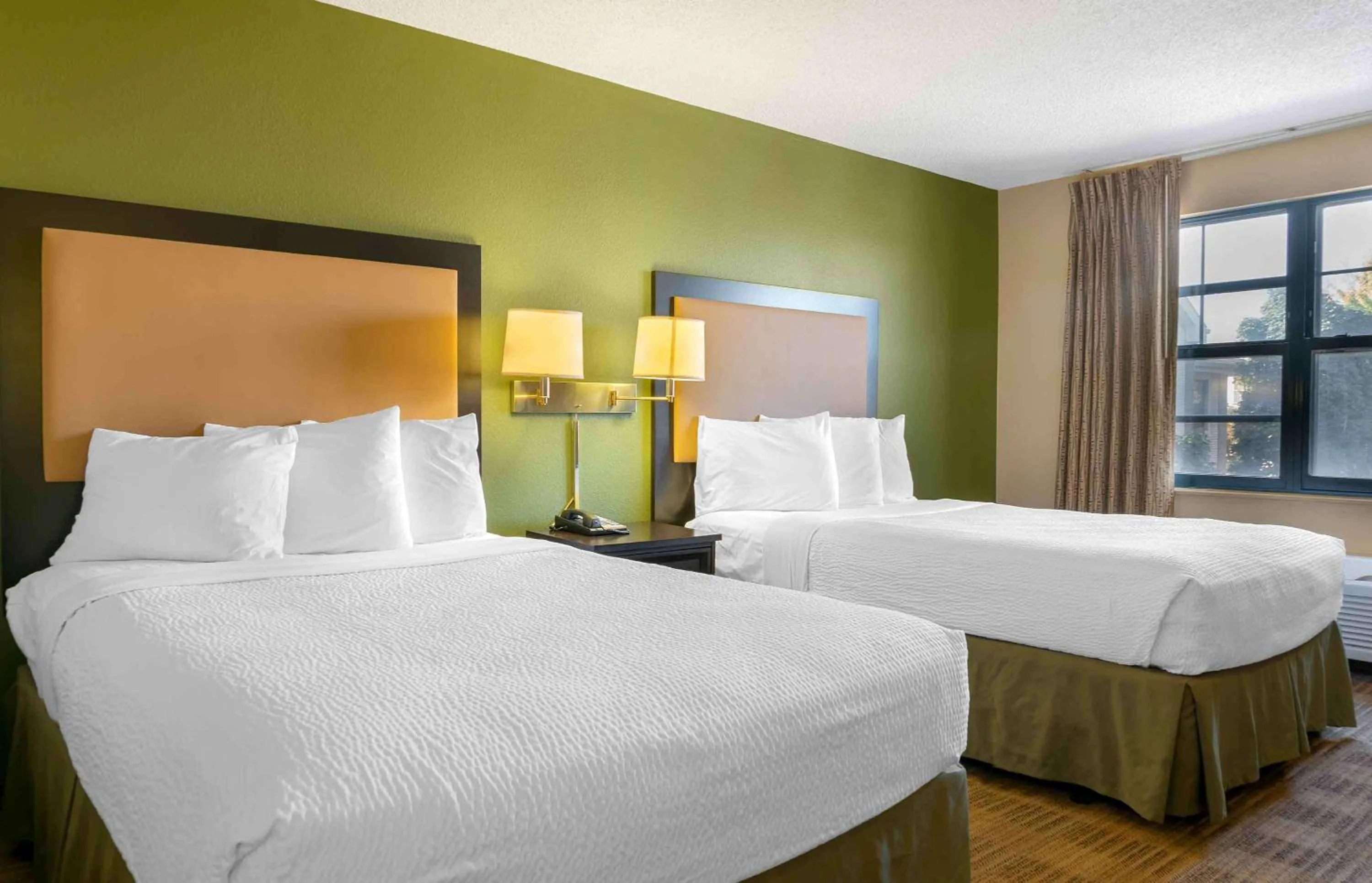 Bedroom, Bed in Extended Stay America Suites - Detroit - Metropolitan Airport