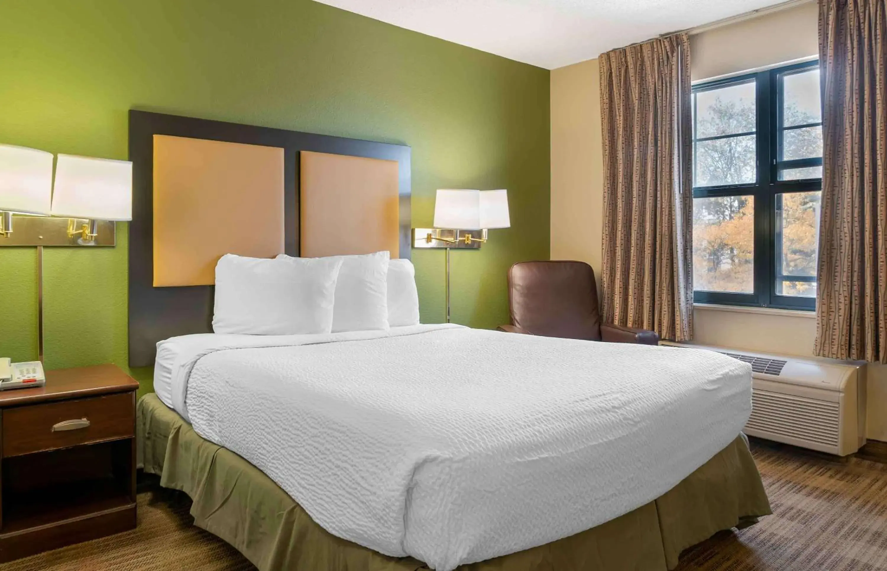 Queen studio with 1 Queen Bed - Disability Access/Non-Smoking in Extended Stay America Suites - Detroit - Metropolitan Airport Queen studio with 1 Queen Bed - Disability Access/Non-Smoking in Extended Stay America Suites - Detroit - Metropolitan Airport