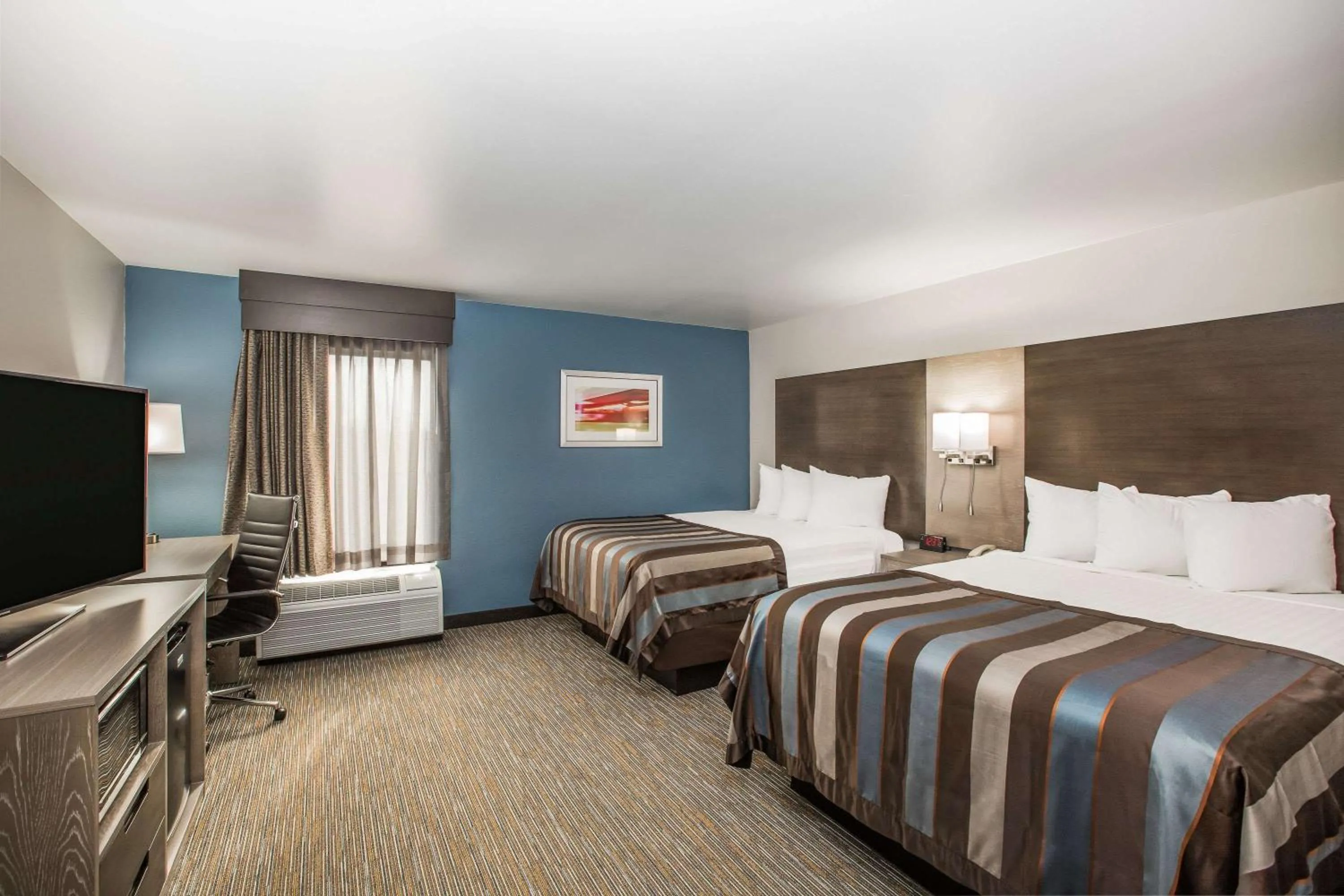Photo of the whole room, Bed in Wingate by Wyndham Louisville Airport Expo Center