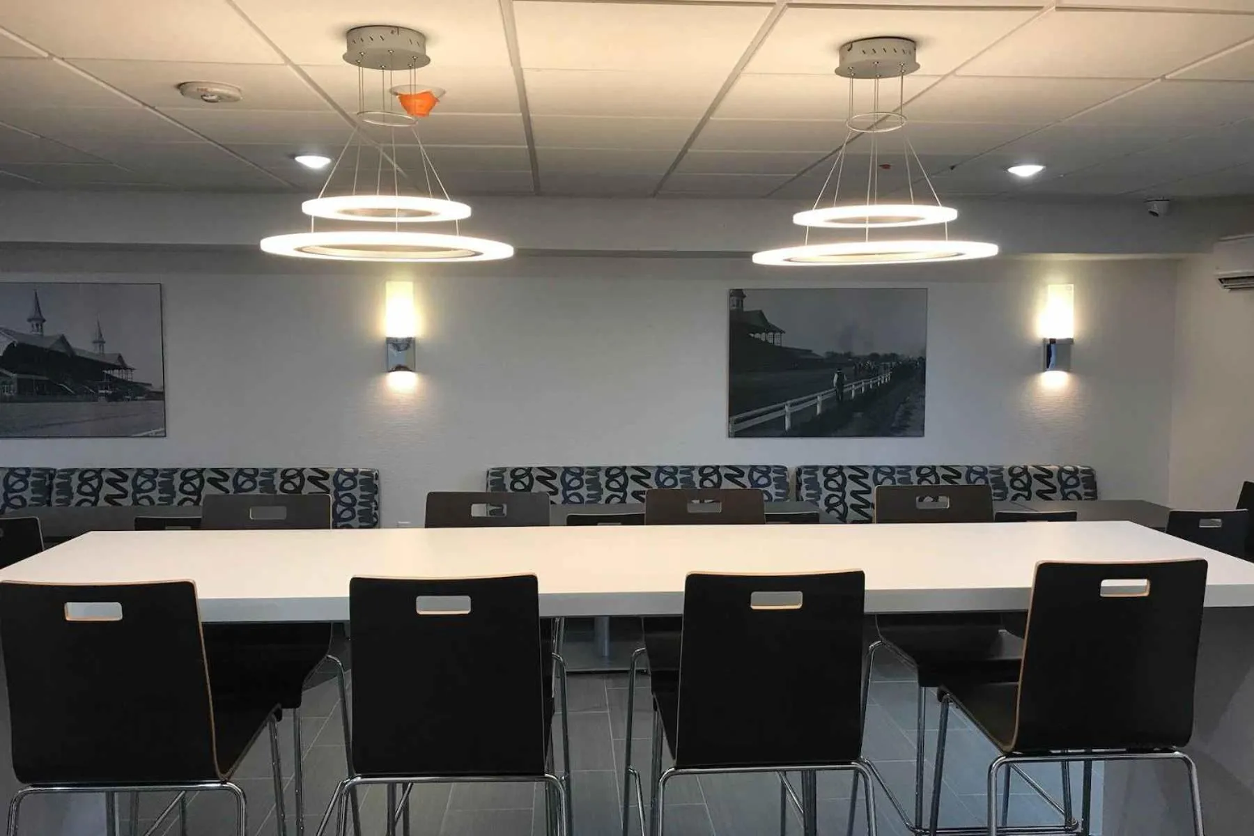 Communal lounge/ TV room in Wingate by Wyndham Louisville Airport Expo Center