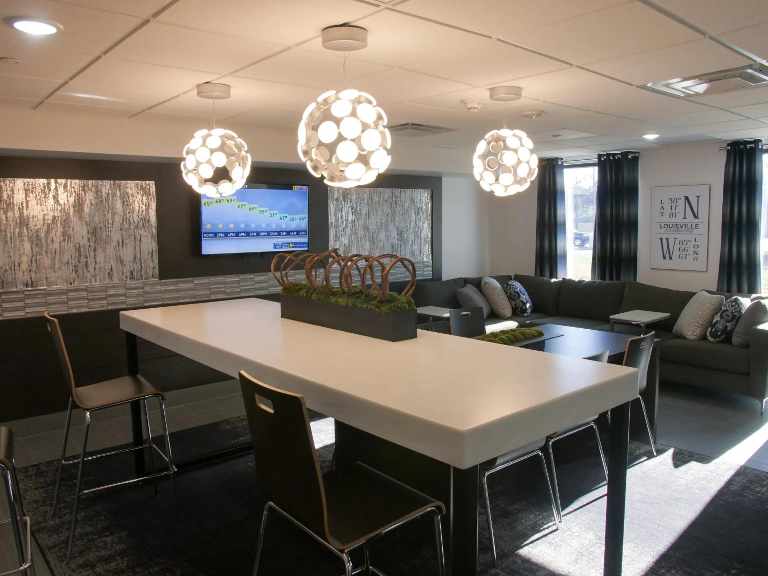 Communal lounge/ TV room in Wingate by Wyndham Louisville Airport Expo Center