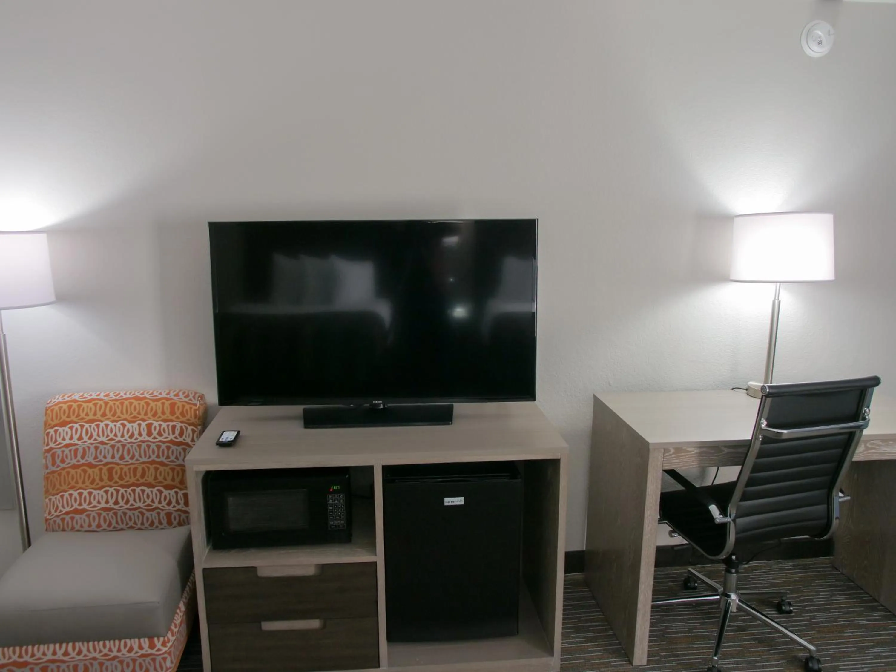 TV and multimedia in Wingate by Wyndham Louisville Airport Expo Center