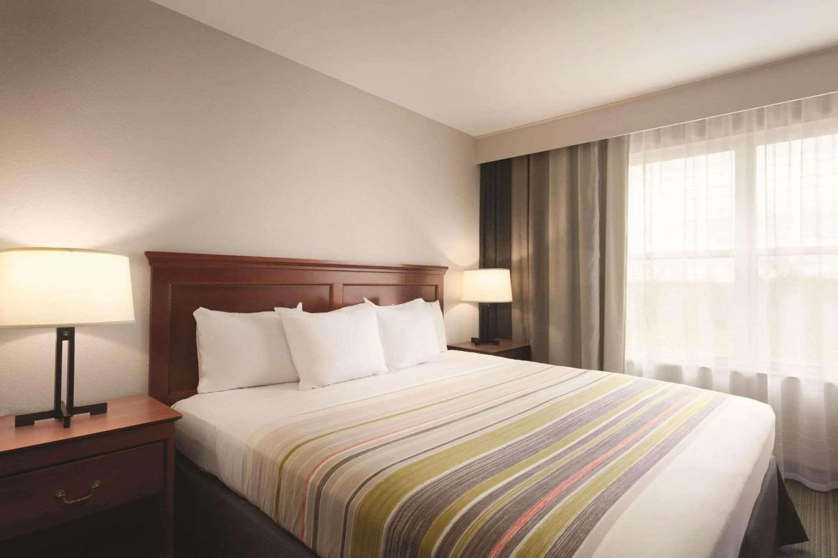 Bedroom, Bed in Country Inn & Suites by Radisson, Bentonville South - Rogers, AR