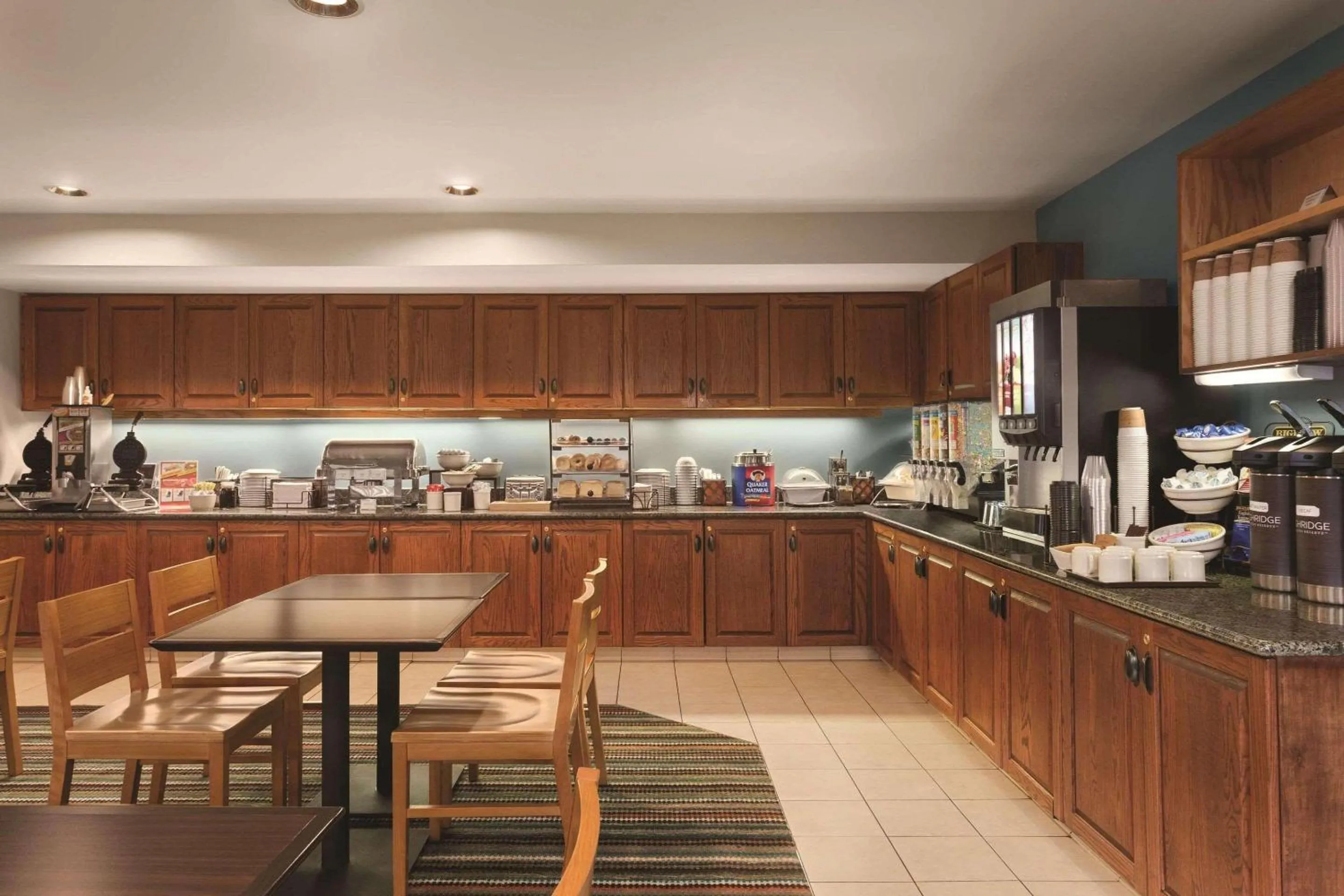 Breakfast in Country Inn & Suites by Radisson, Bentonville South - Rogers, AR