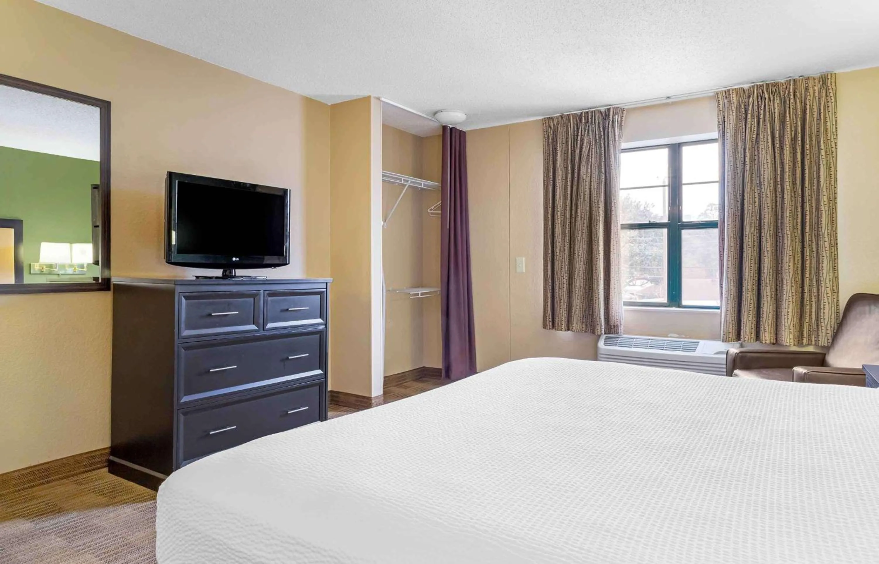 Bedroom, Bed in Extended Stay America Suites - Houston - Galleria - Westheimer