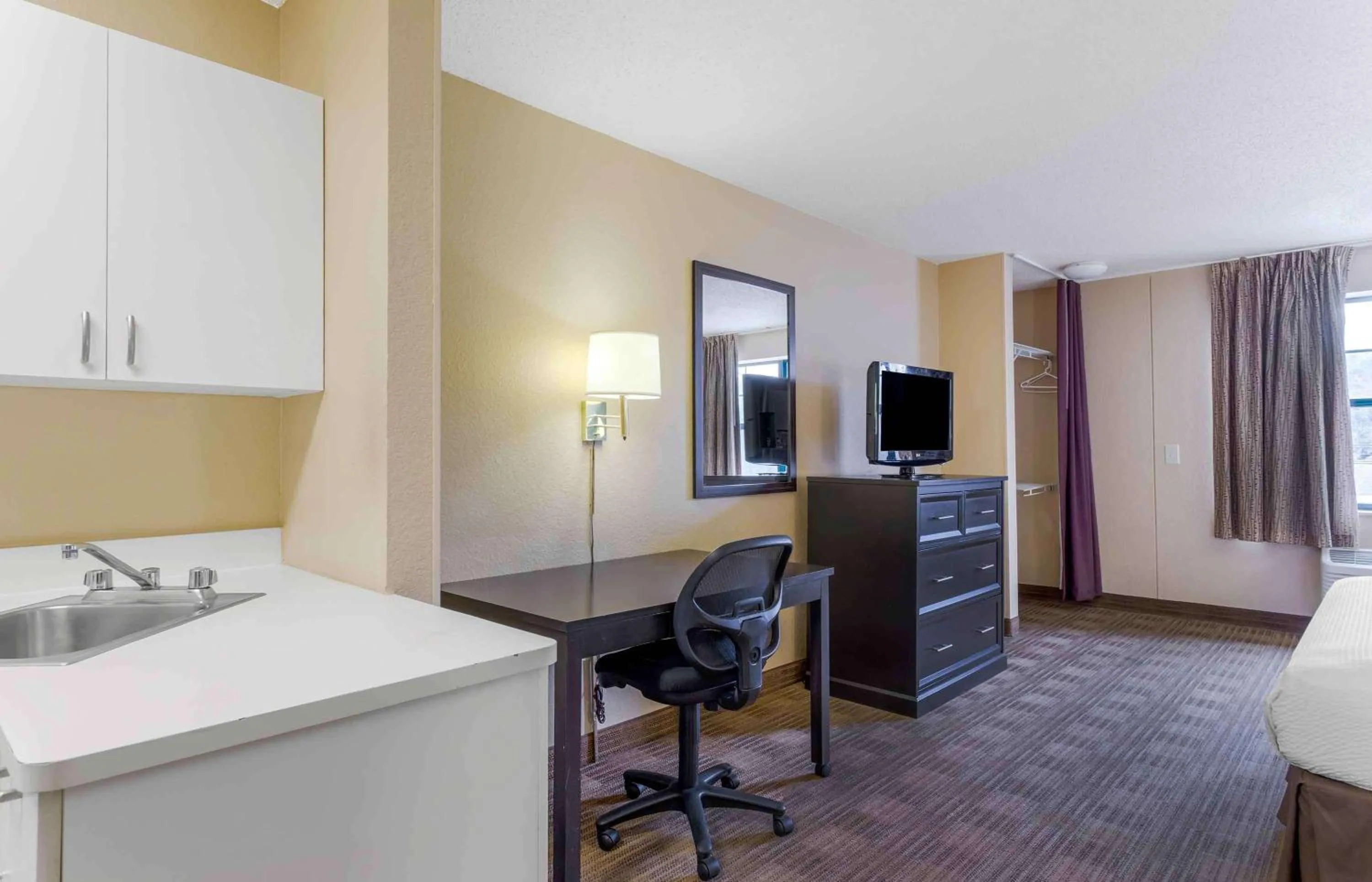 Bedroom in Extended Stay America Suites - Houston - Galleria - Westheimer