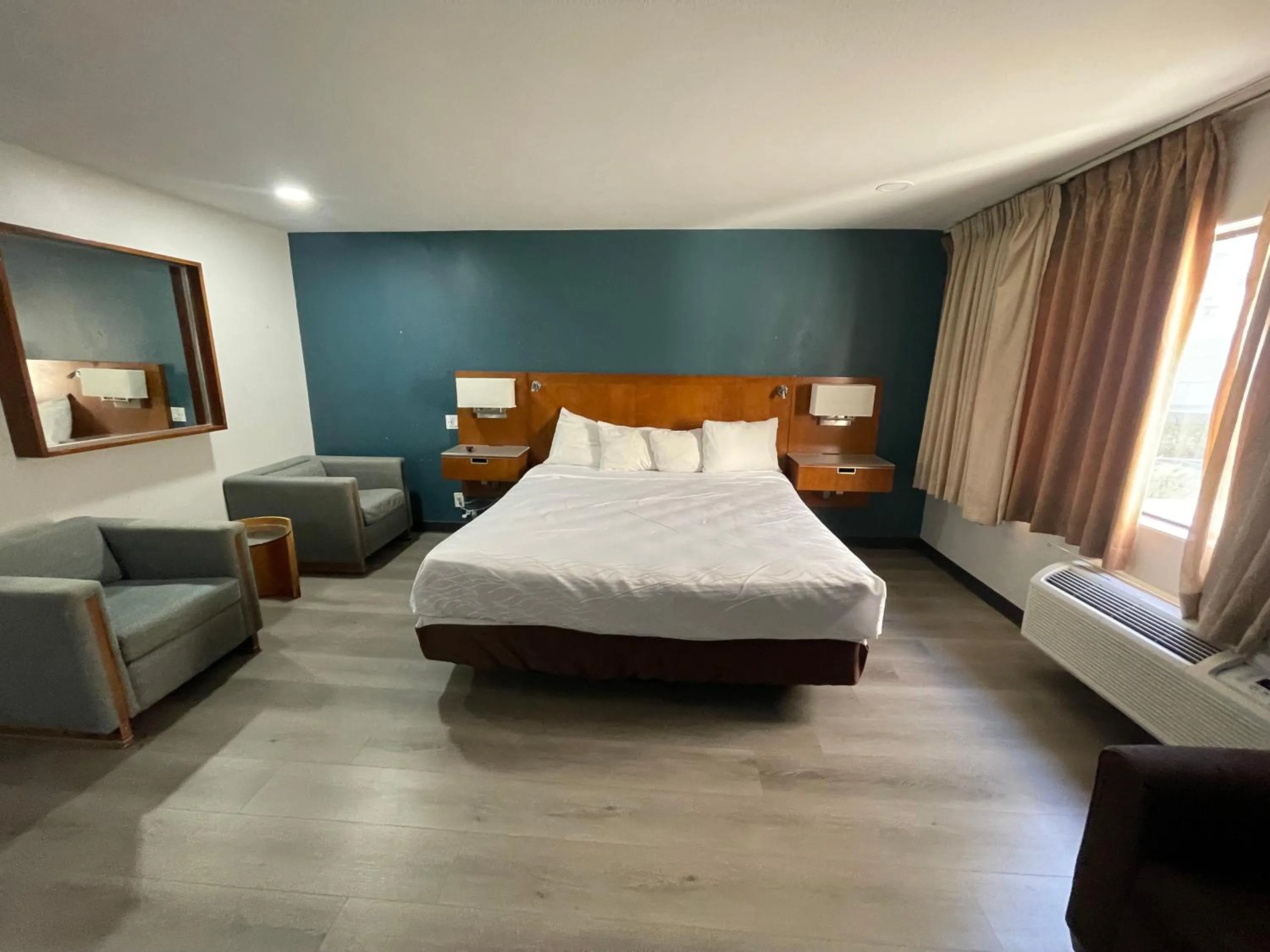 Photo of the whole room, Bed in Studio 6 San Pedro, CA Port of Los Angeles