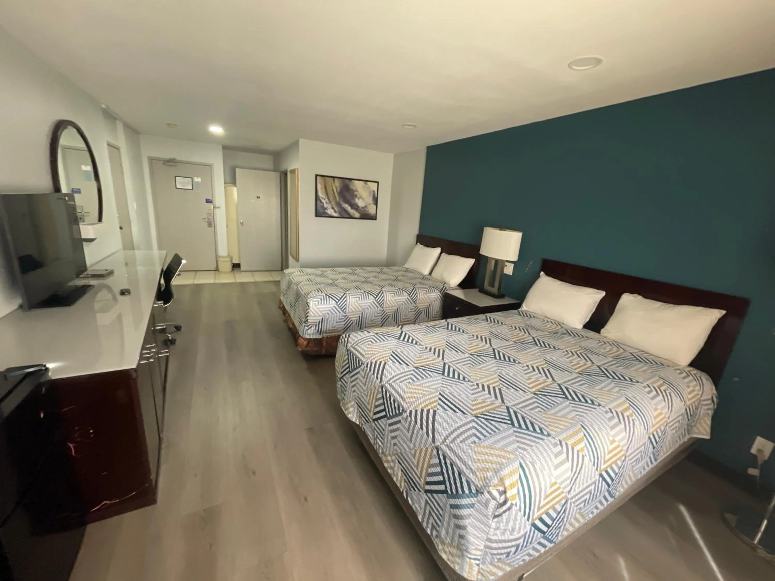 Photo of the whole room, Bed in Studio 6 San Pedro, CA Port of Los Angeles