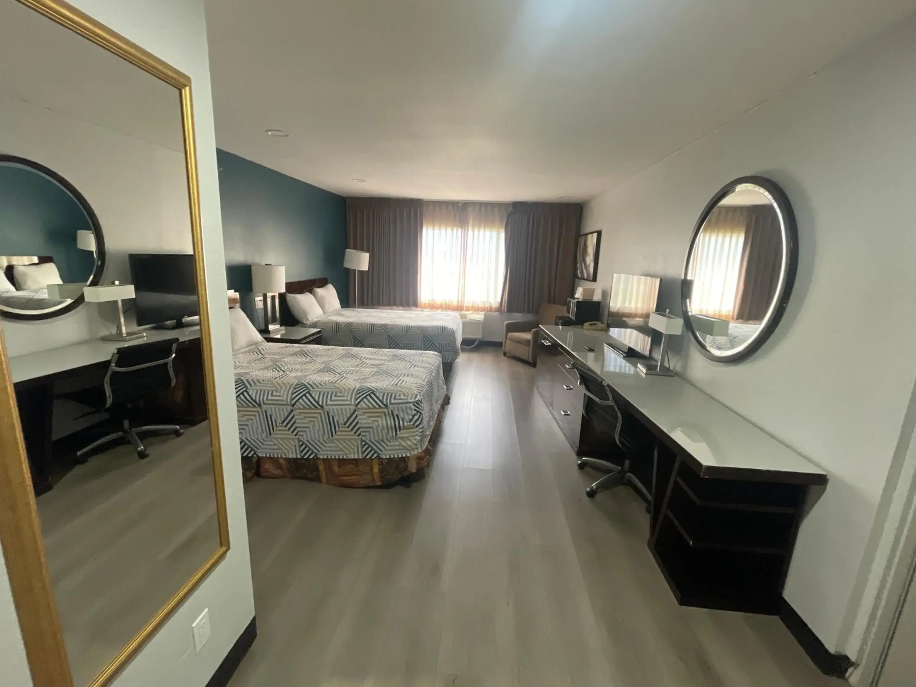 Quadruple Room - Disability Access - Non-Smoking in Studio 6 San Pedro, CA Port of Los Angeles Quadruple Room - Disability Access - Non-Smoking in Studio 6 San Pedro, CA Port of Los Angeles