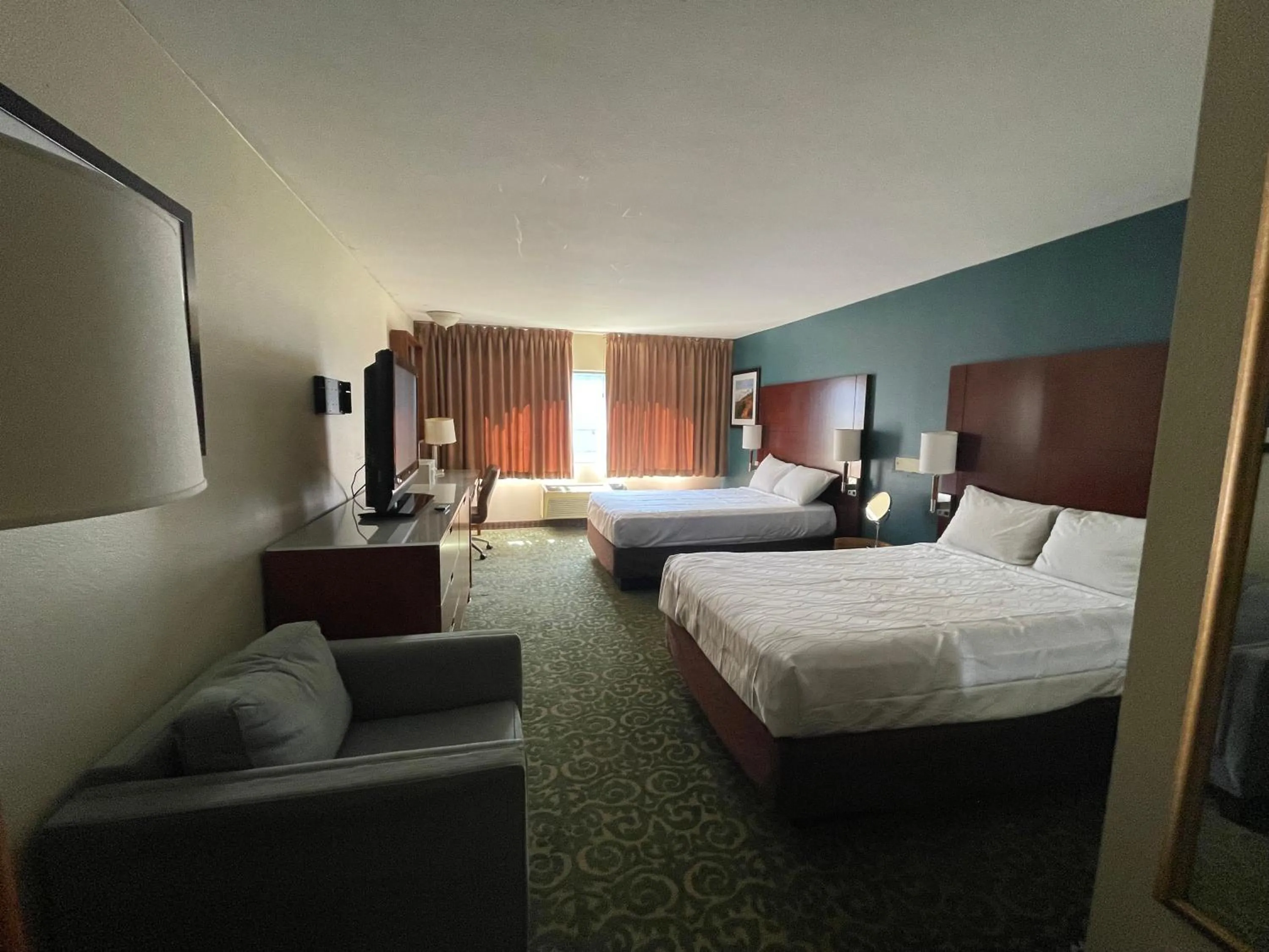 Photo of the whole room, Bed in Studio 6 San Pedro, CA Port of Los Angeles