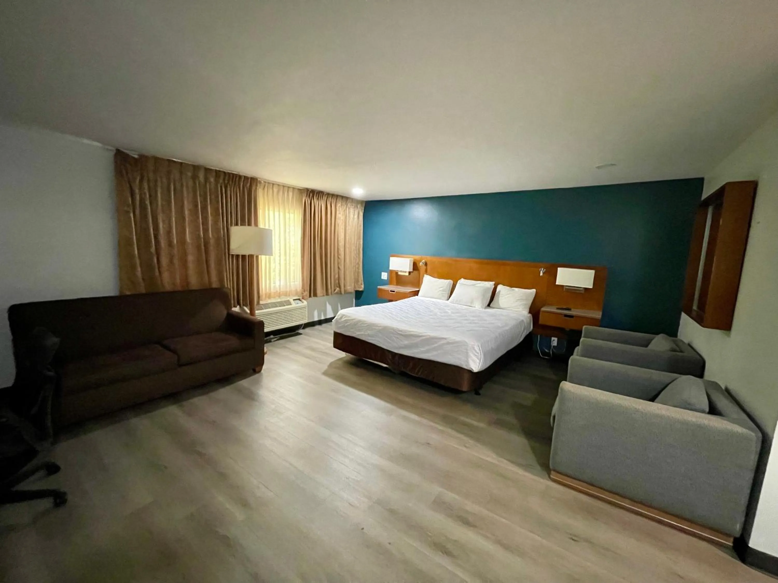 Photo of the whole room, Bed in Studio 6 San Pedro, CA Port of Los Angeles