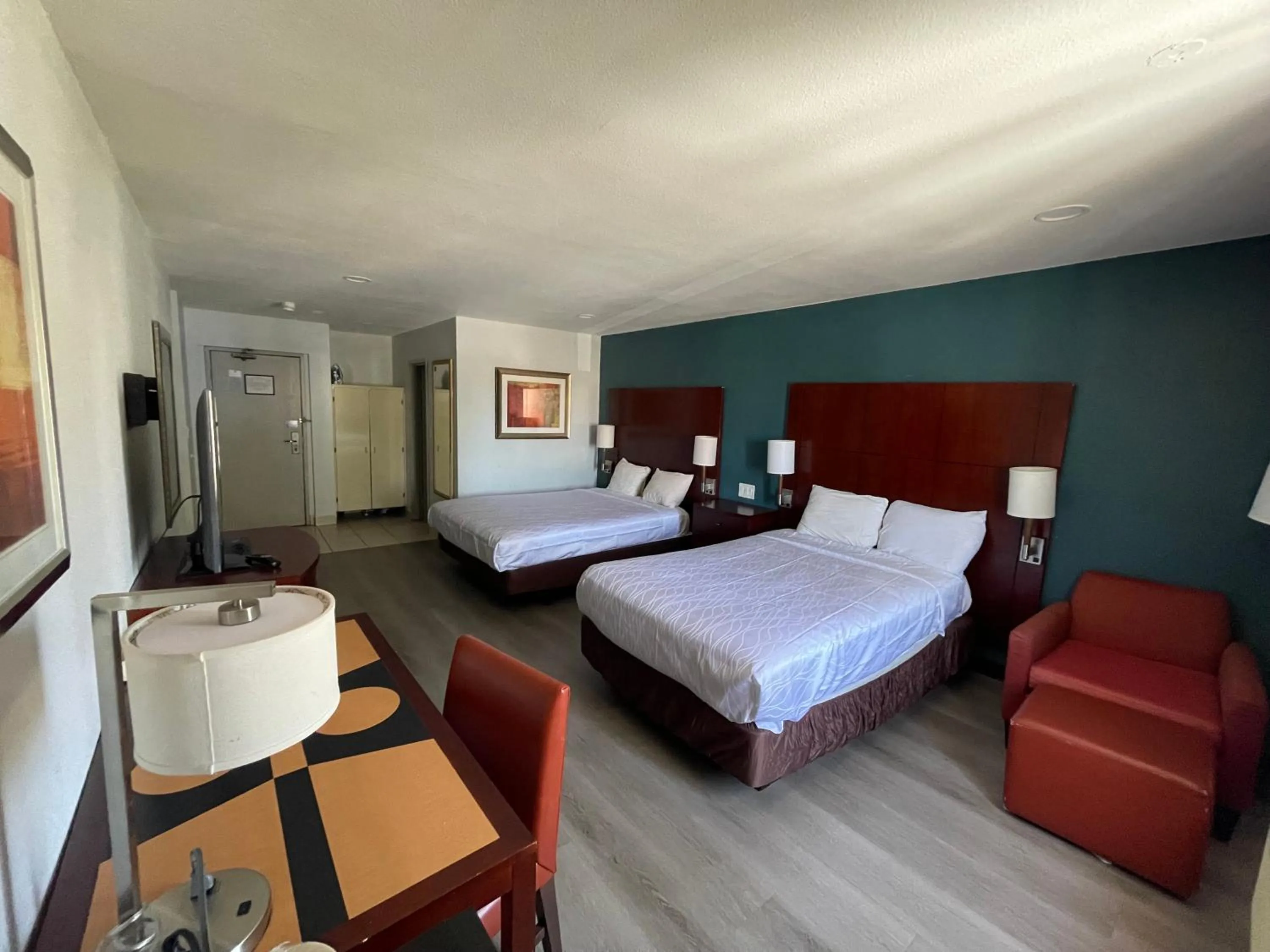 Photo of the whole room, Bed in Studio 6 San Pedro, CA Port of Los Angeles