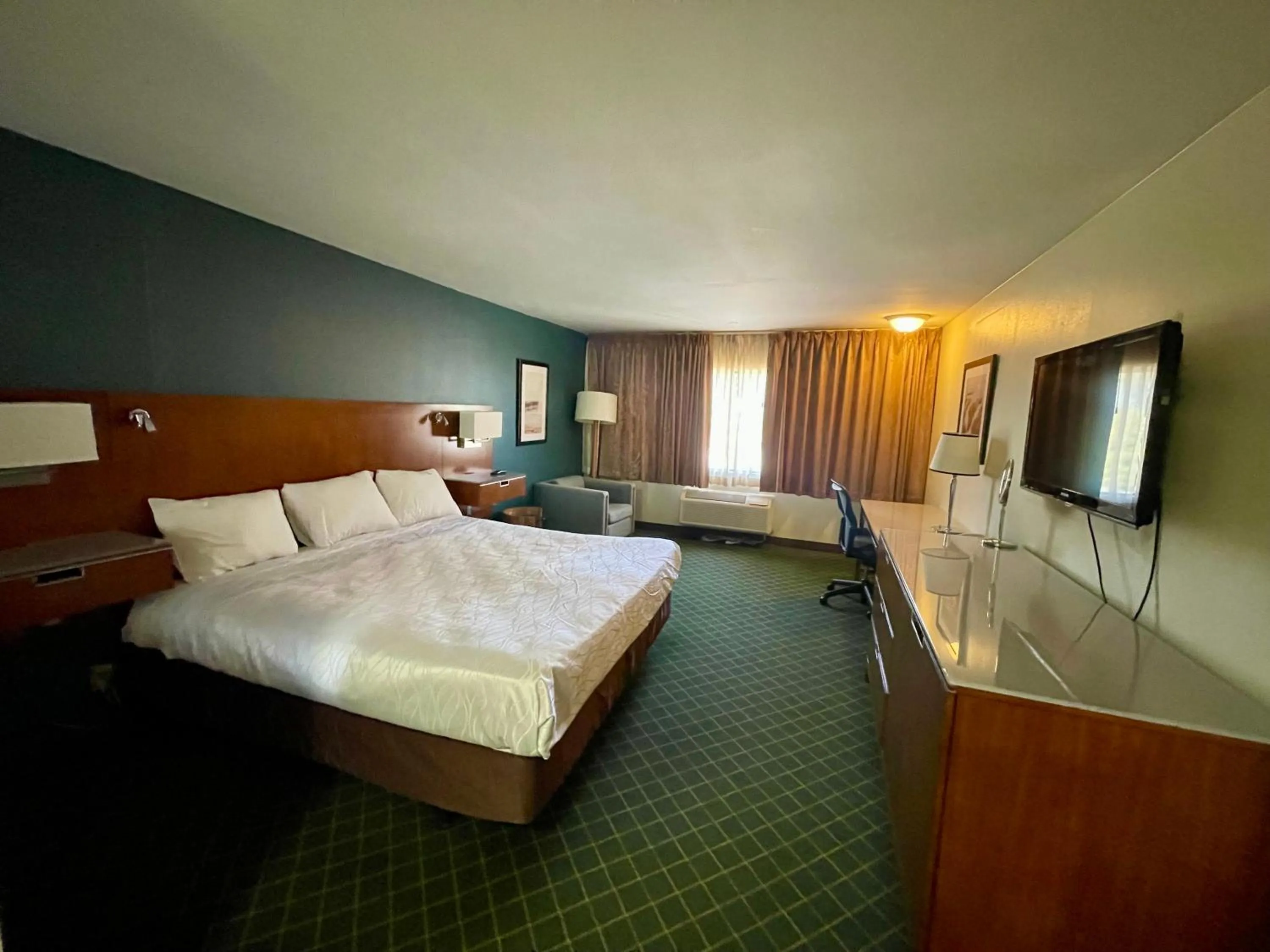 Photo of the whole room, Bed in Studio 6 San Pedro, CA Port of Los Angeles