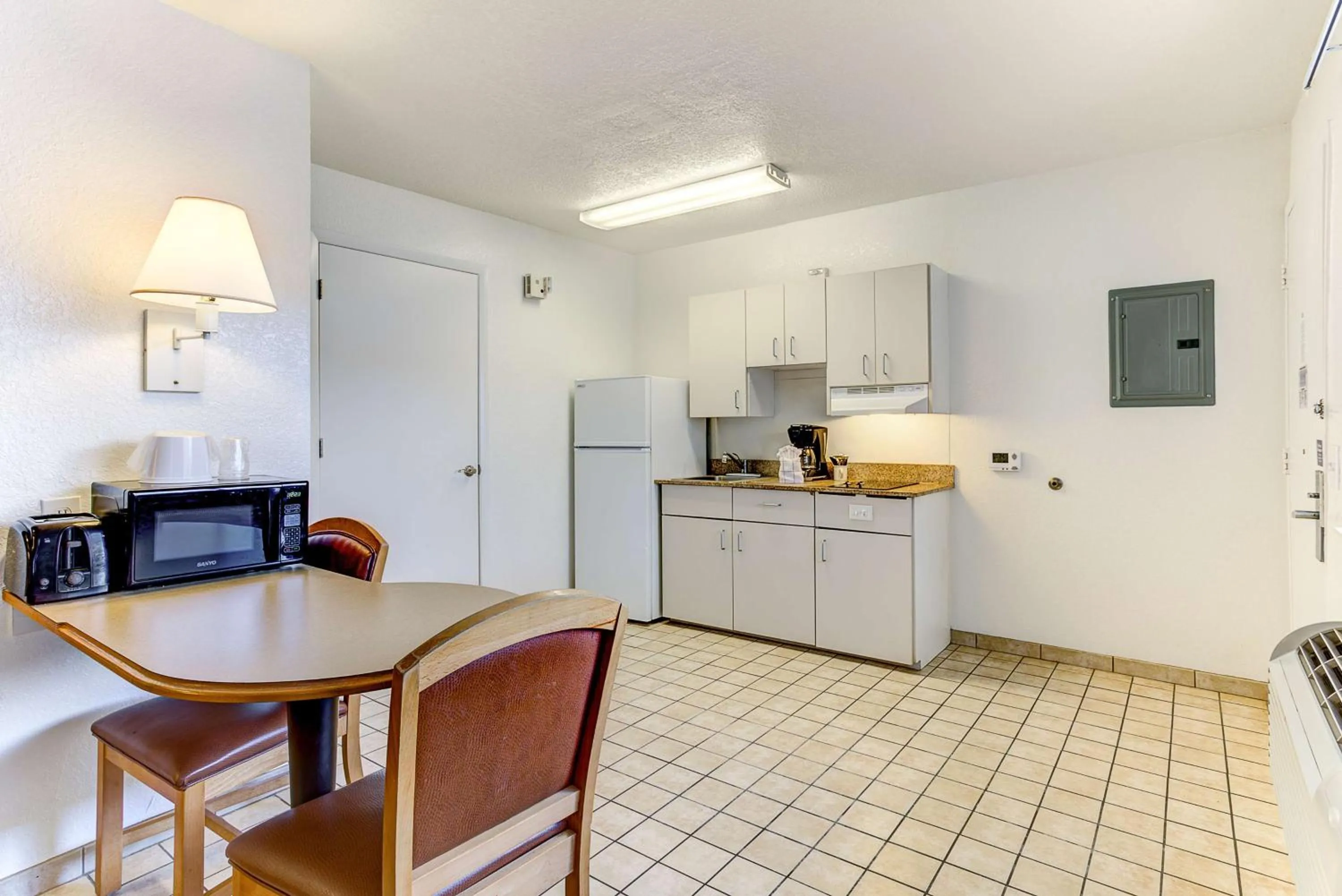 Kitchen or kitchenette in Studio 6-Kissimmee, FL - Orlando