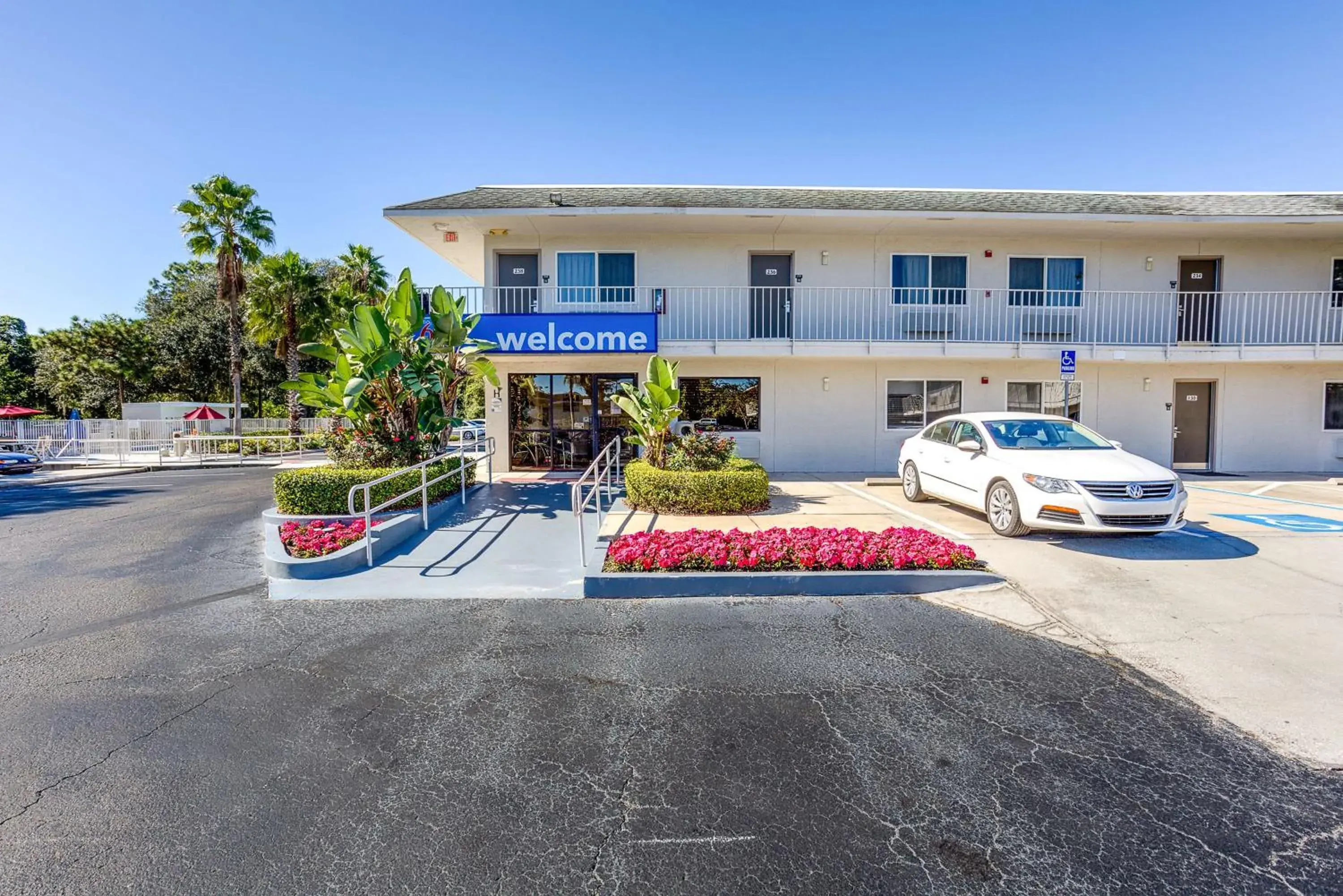 Property building in Studio 6 Extended Stay - Kissimmee, FL - Orlando Property building in Studio 6 Extended Stay - Kissimmee, FL - Orlando